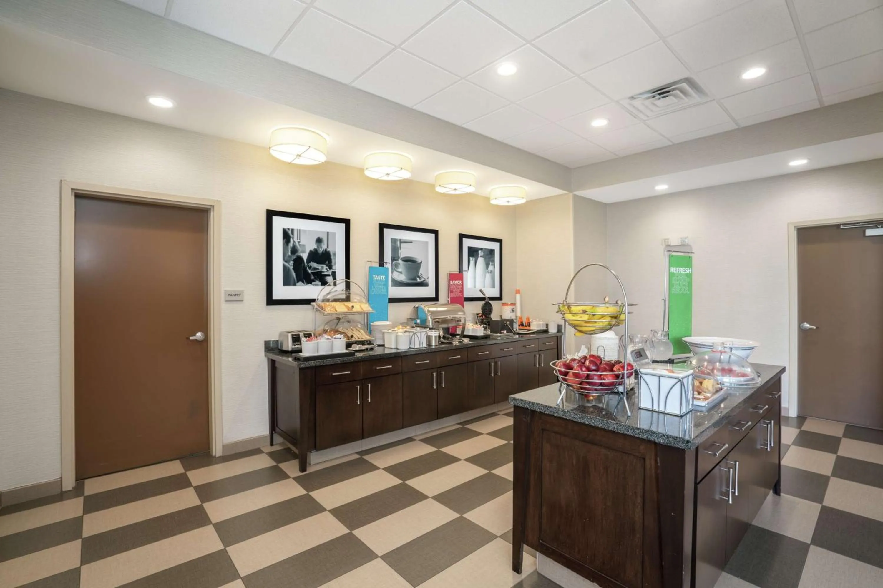 Dining area in Hampton Inn Marion