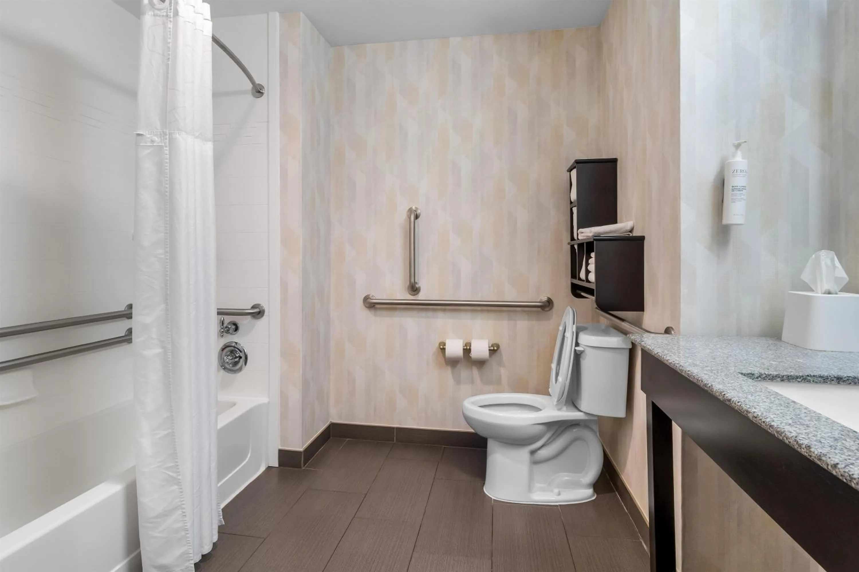 Bathroom in Hampton Inn Marion
