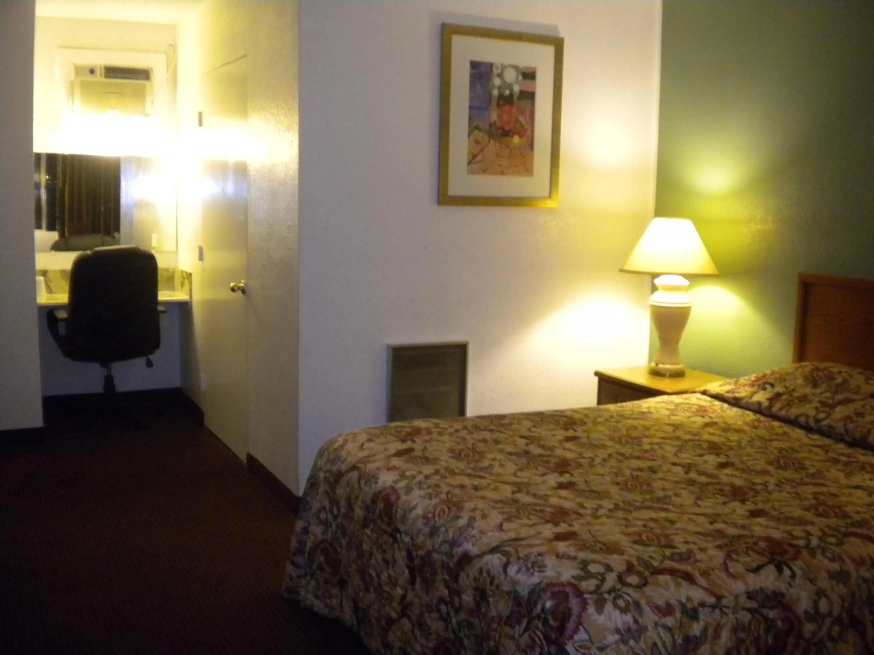Photo of the whole room, Bed in Wasco Inn