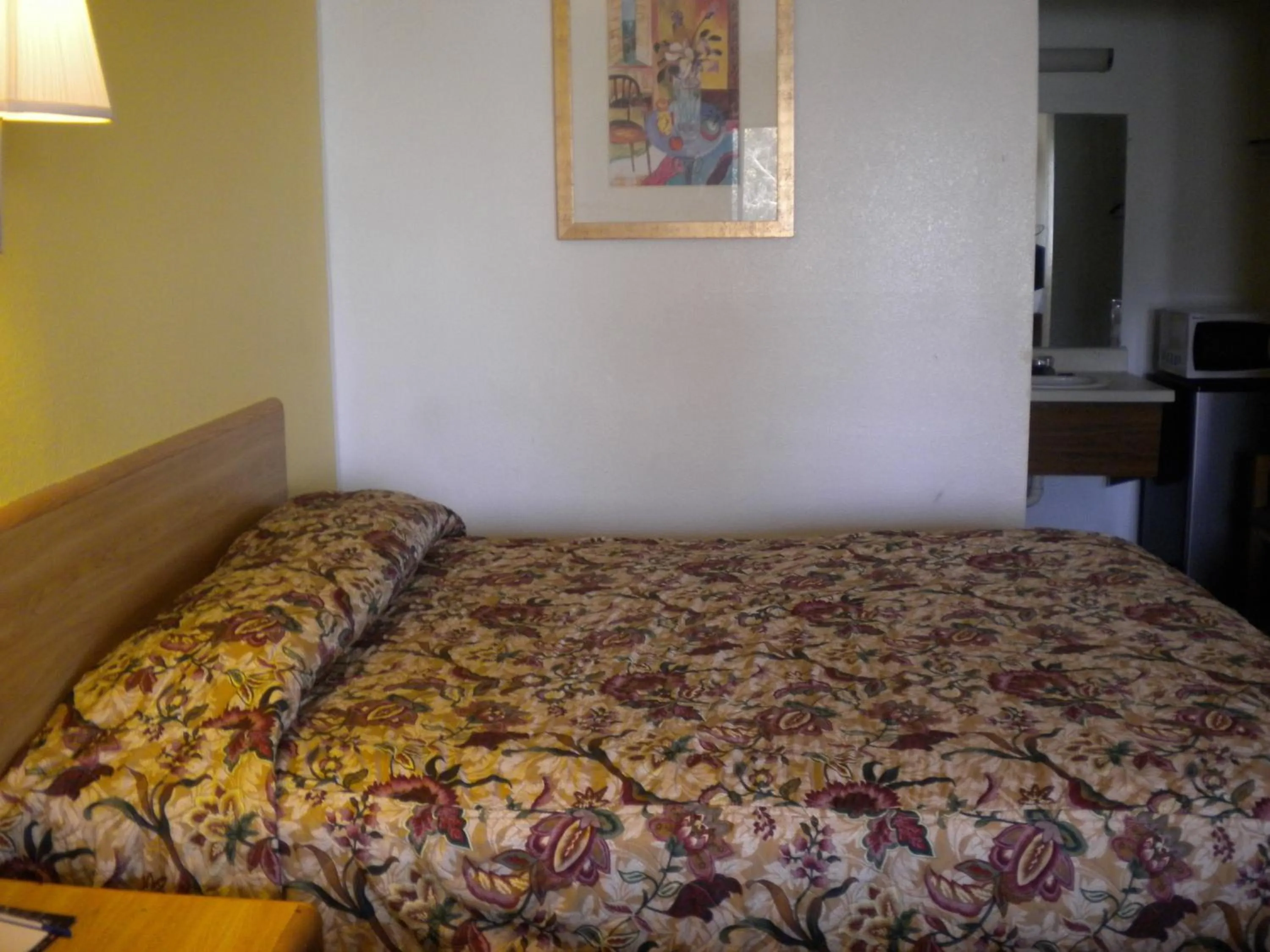 Photo of the whole room, Bed in Wasco Inn