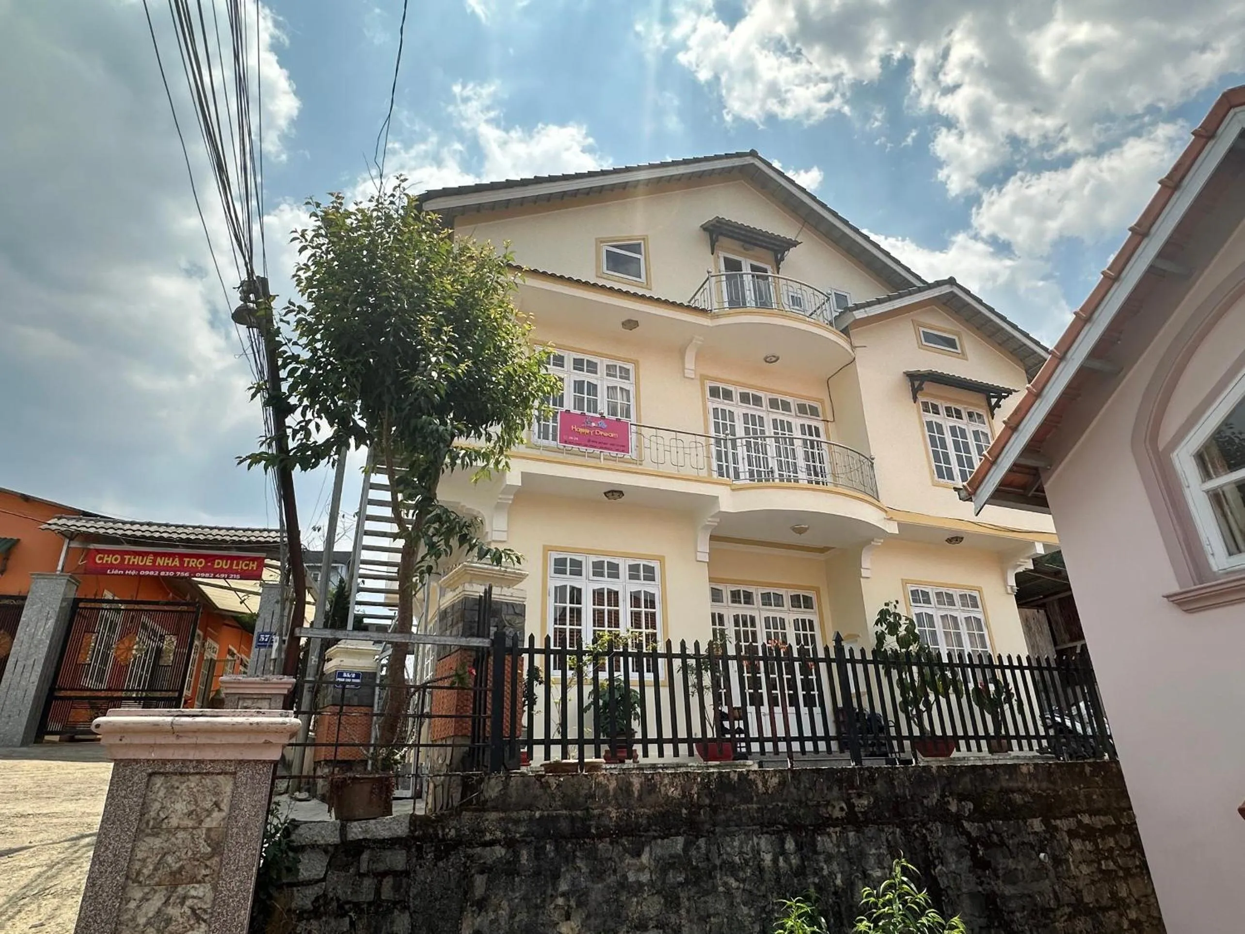 Facade/entrance in SPOT ON 1229 Happy Dream Homestay