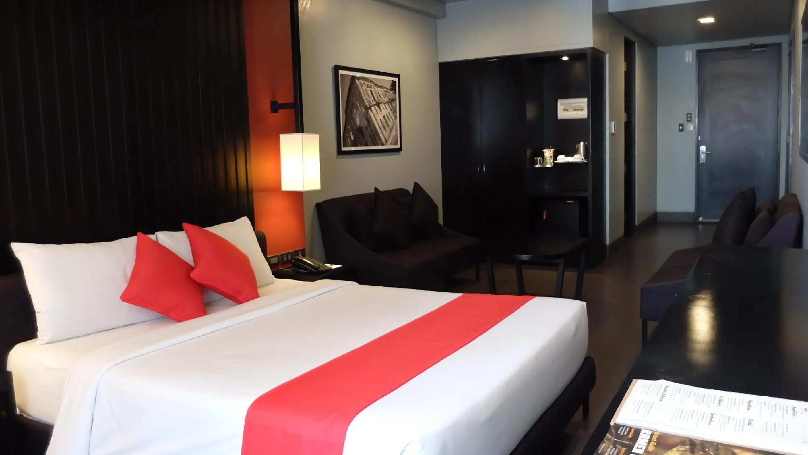 Bed in Amelie Hotel Manila