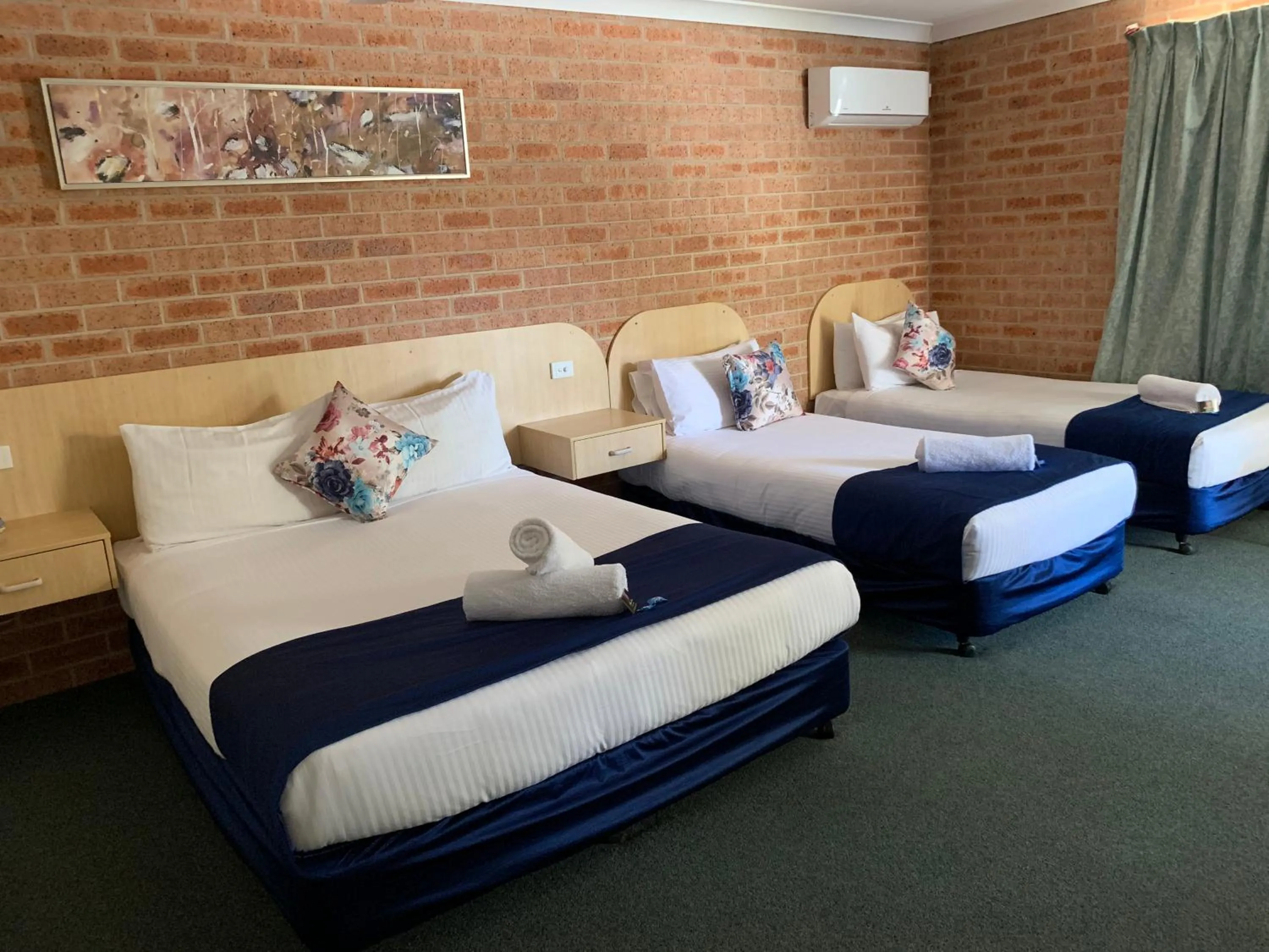 Bed in Branxton House Motel