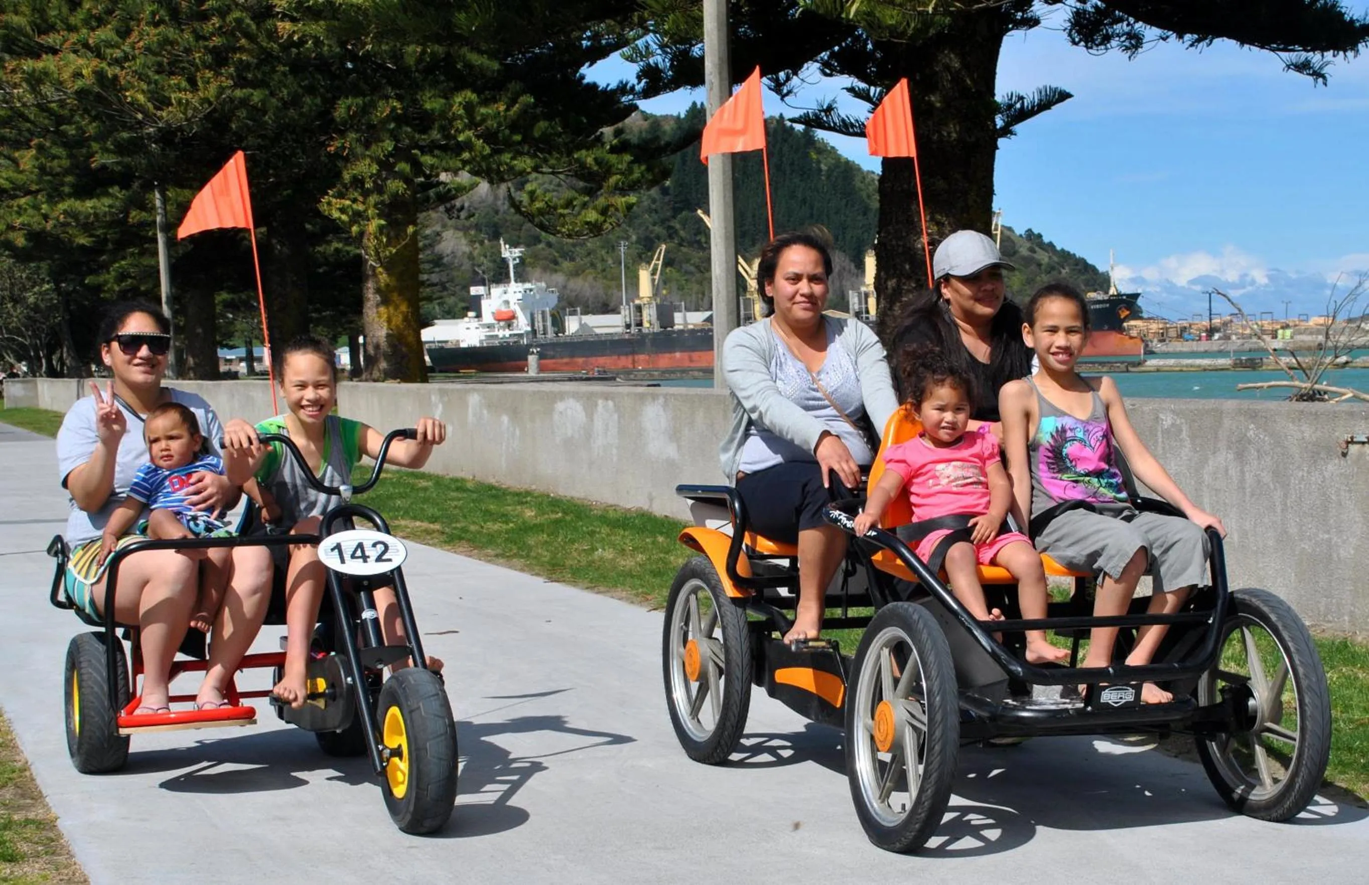 People in Waikanae Beach TOP 10 Holiday Park