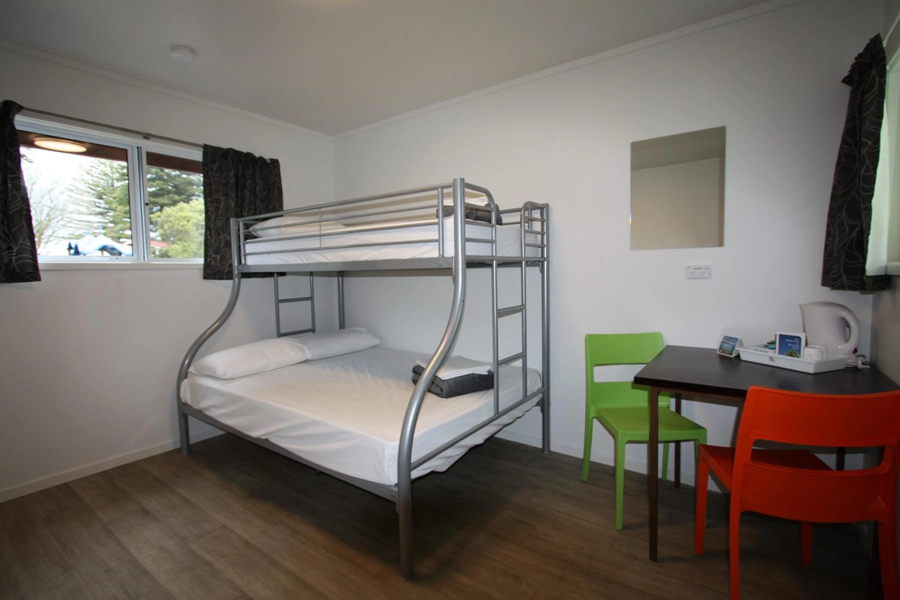 Coffee/tea facilities, Bed in Waikanae Beach TOP 10 Holiday Park