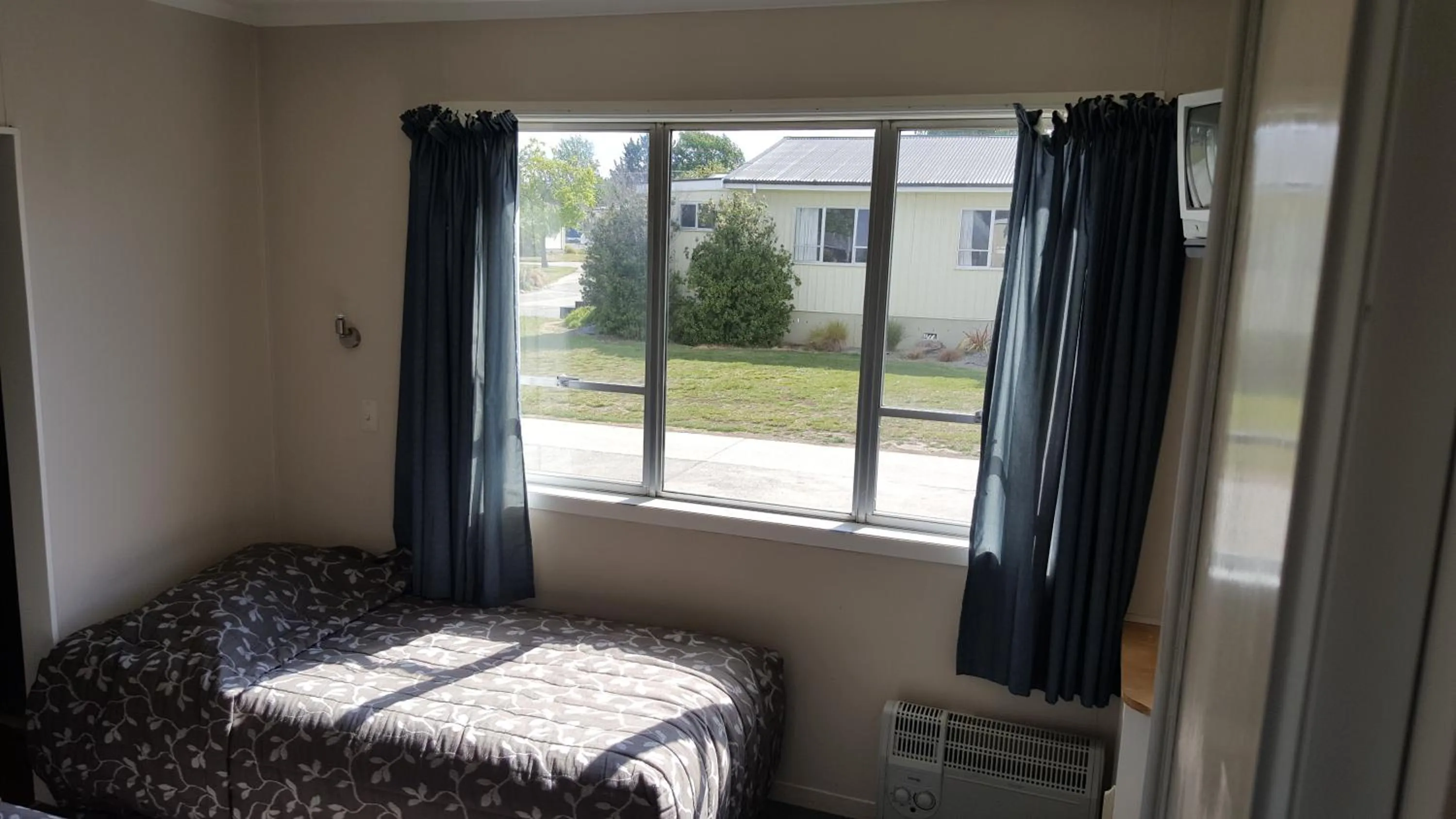 Bedroom, Bed in High Country Lodge, Motels & Backpackers