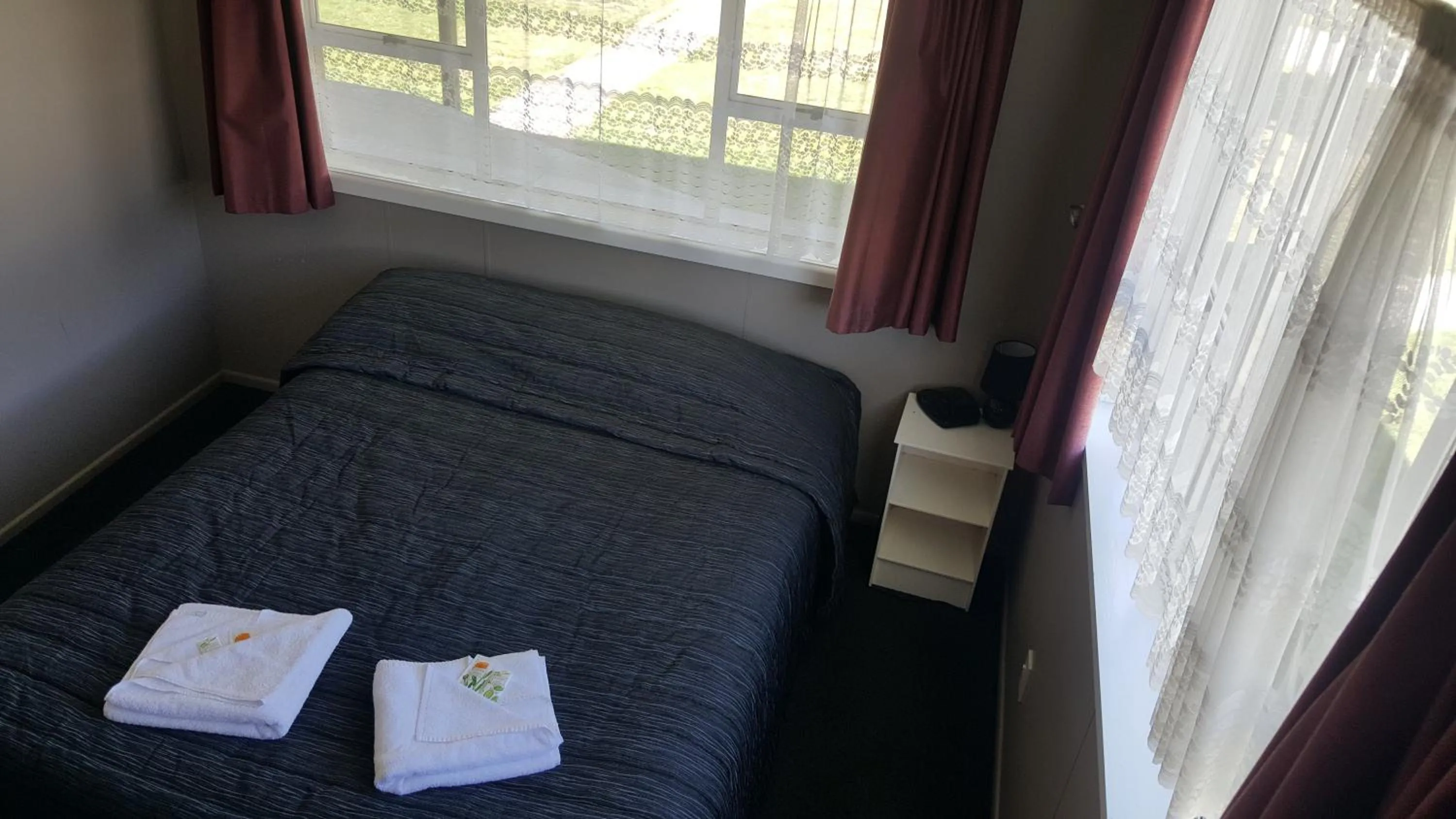 Bed in High Country Lodge, Motels & Backpackers