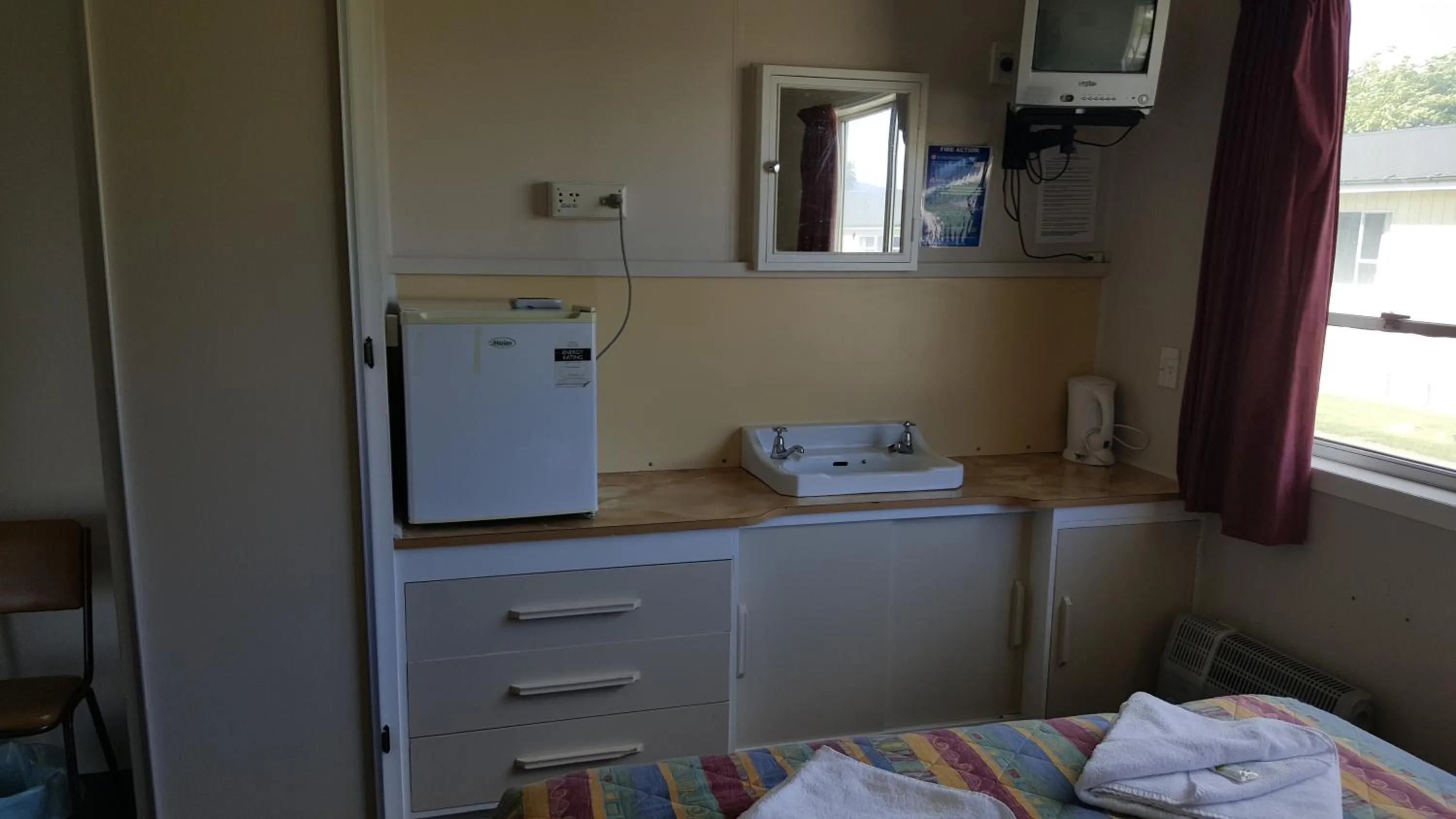 Kitchen or kitchenette, Bed in High Country Lodge, Motels & Backpackers