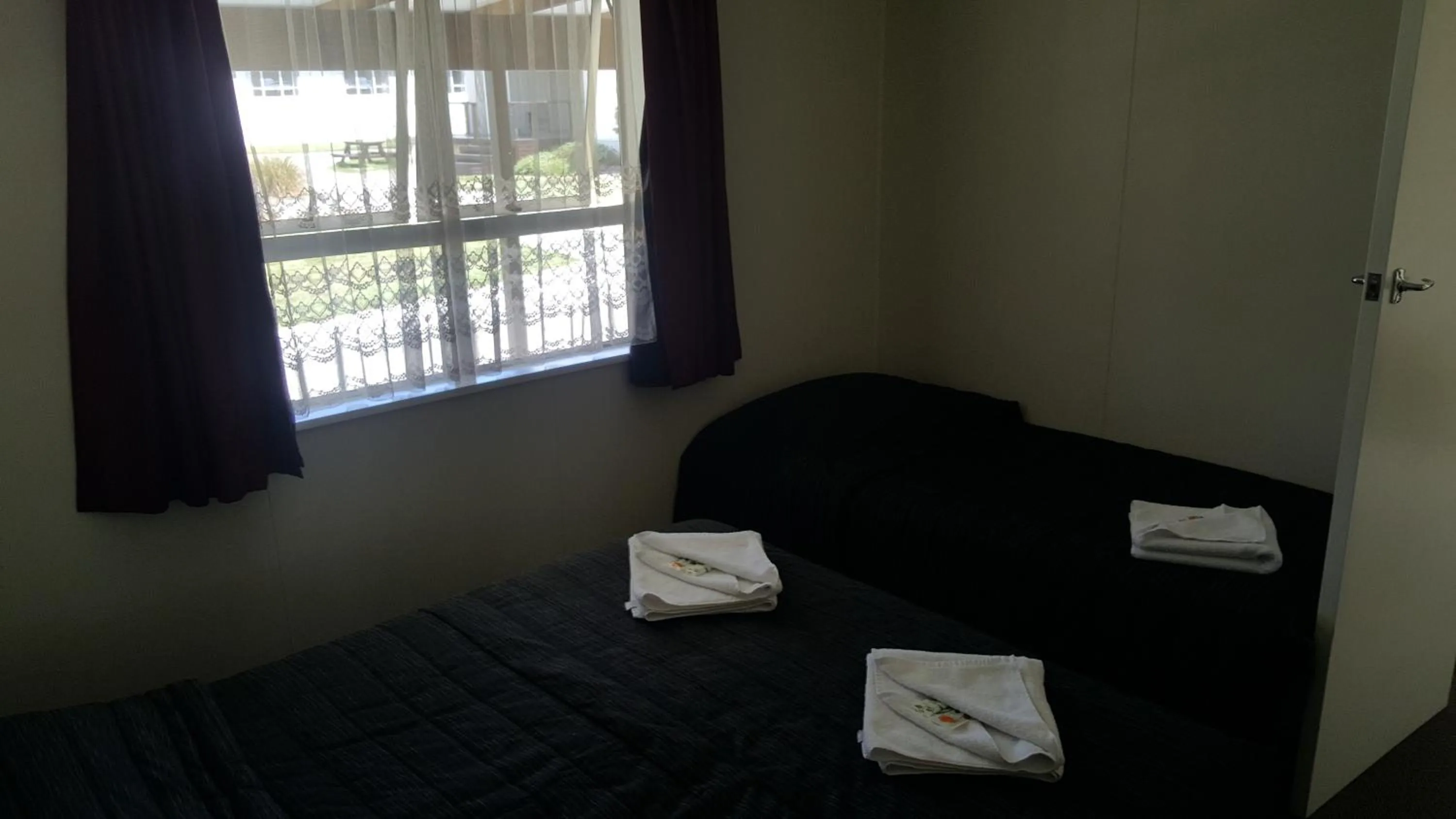 Bedroom, Bed in High Country Lodge, Motels & Backpackers