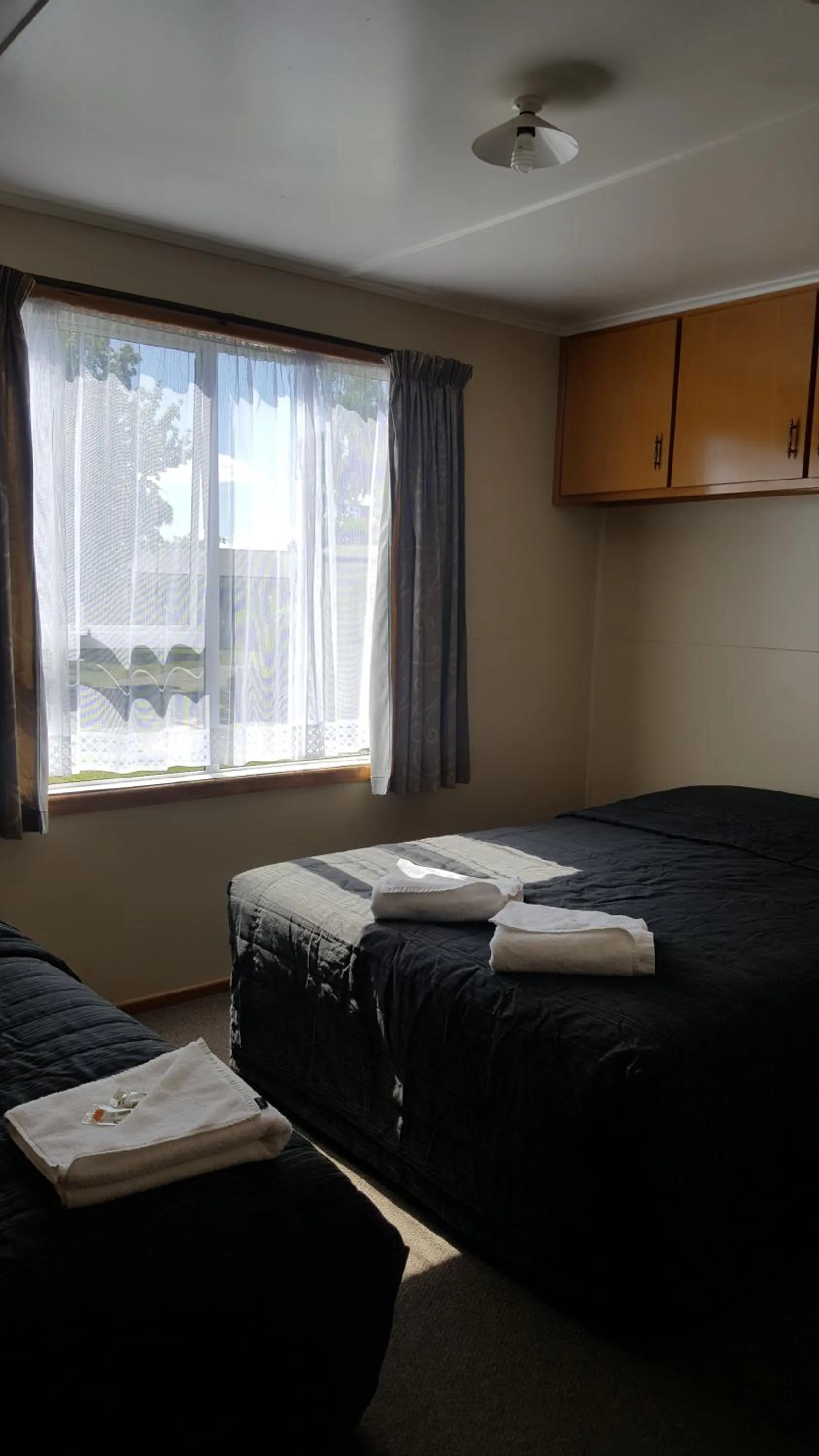 Bed in High Country Lodge, Motels & Backpackers