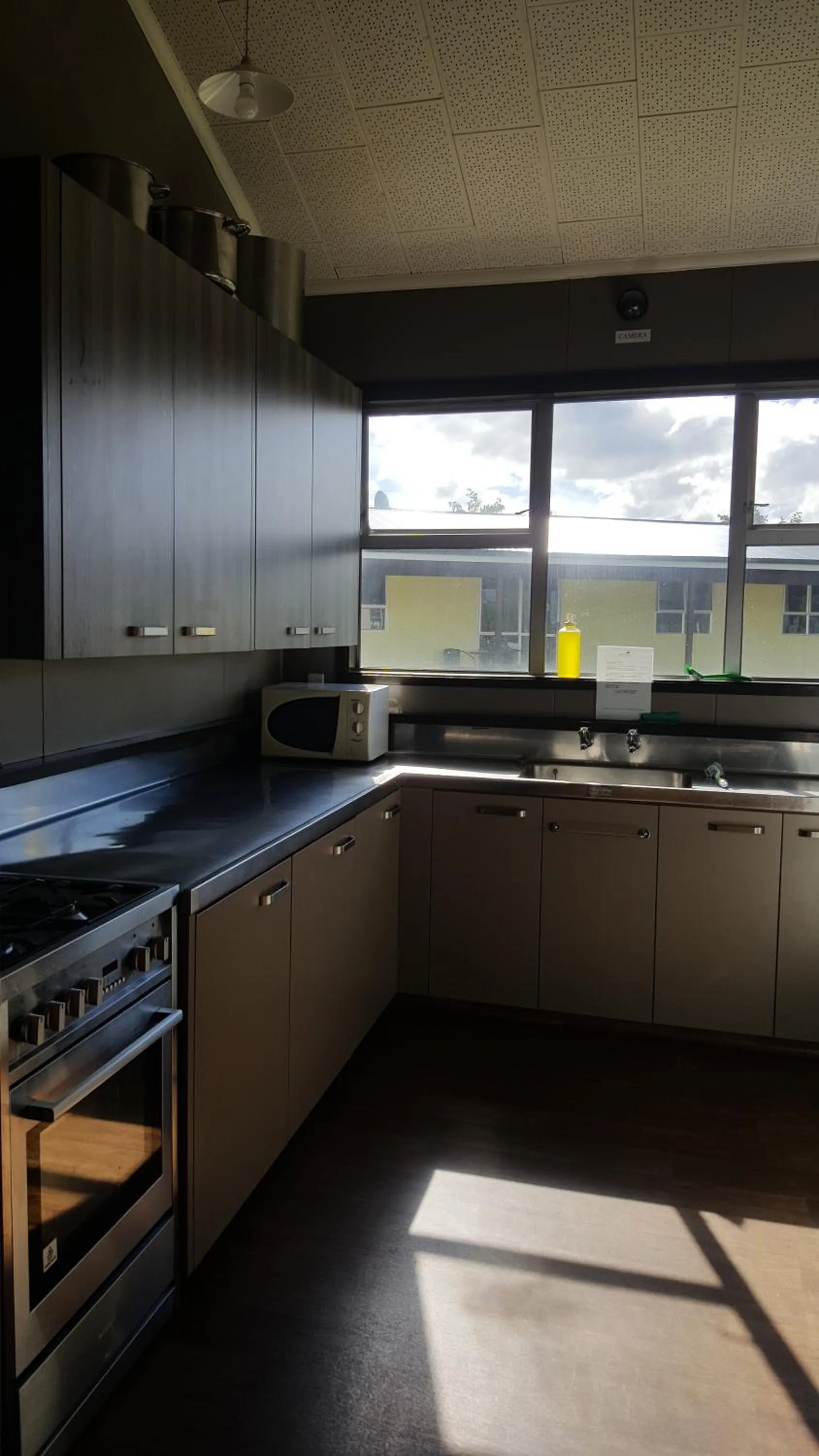 Communal kitchen in High Country Lodge, Motels & Backpackers