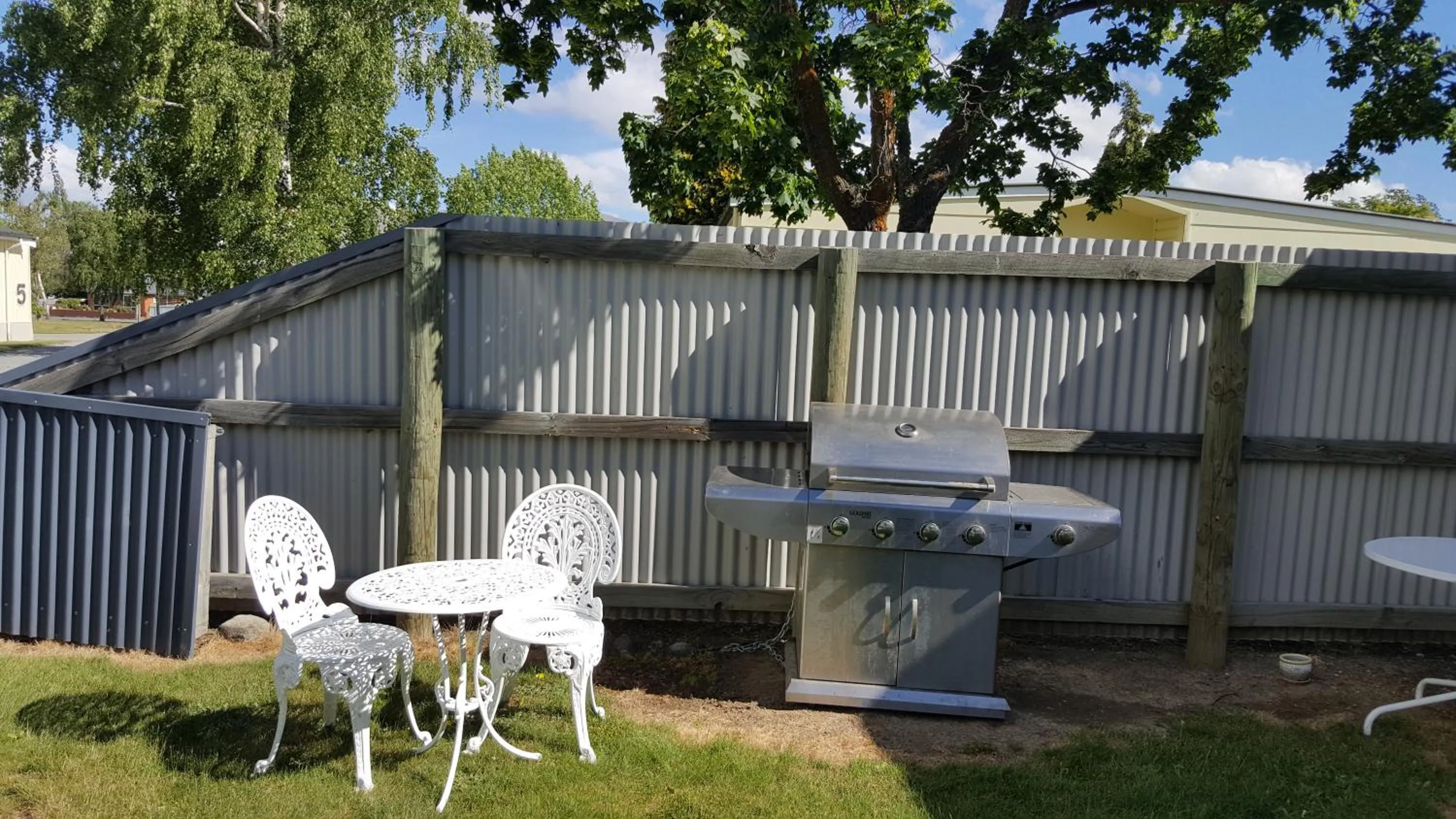 Garden view in High Country Lodge, Motels & Backpackers