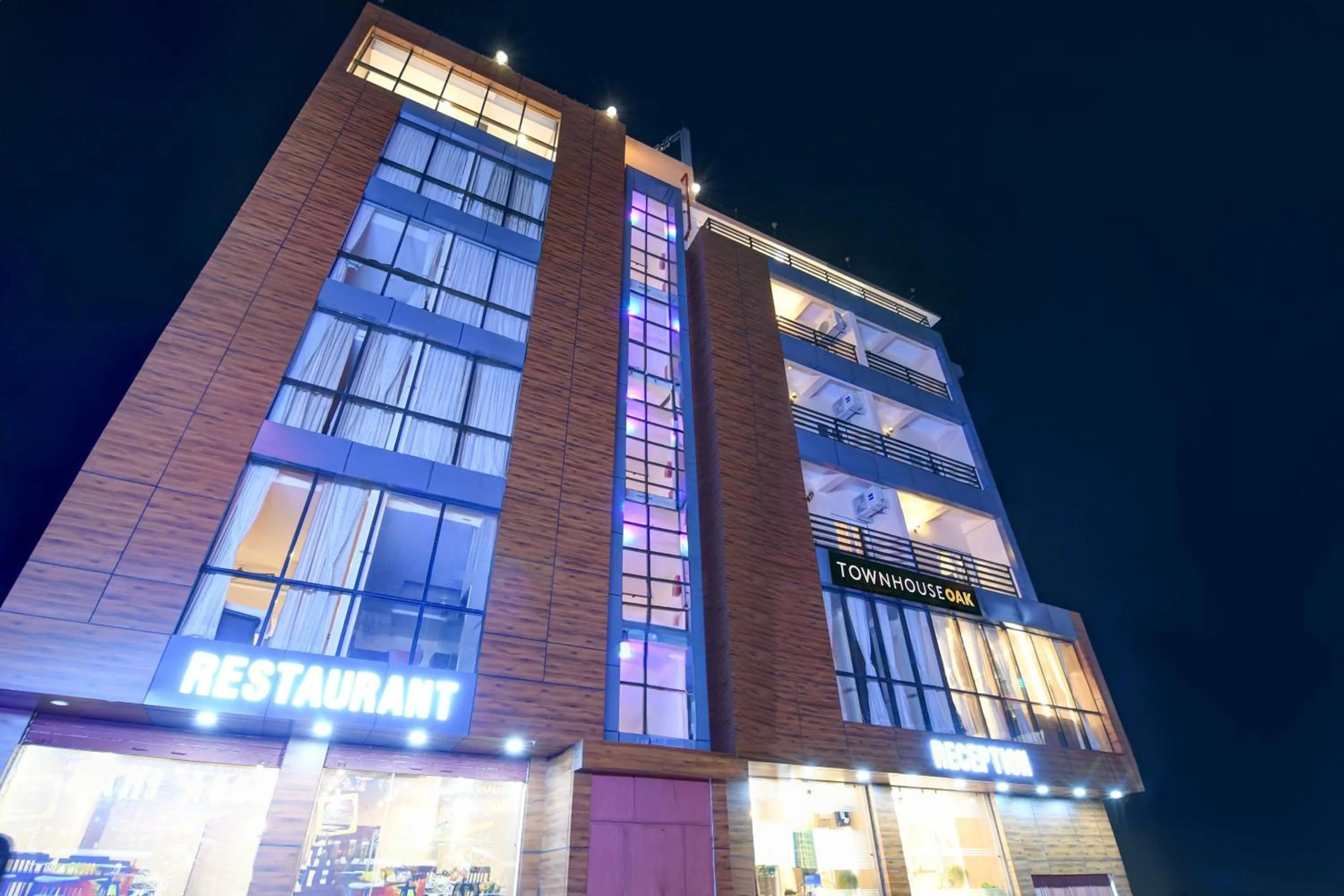 Facade/entrance in Super Townhouse OAK Bulbuli Neer