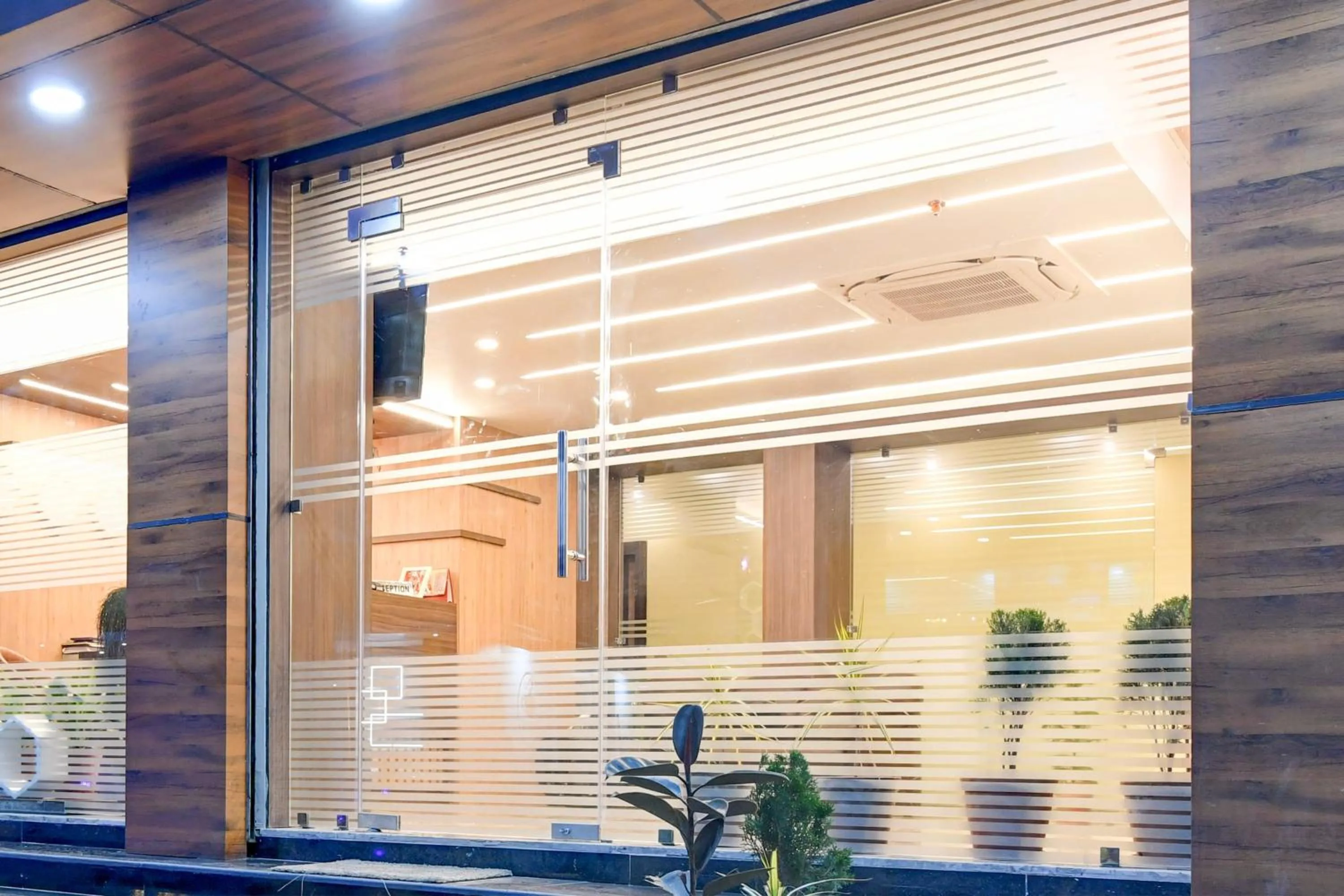 Facade/entrance in Super Townhouse OAK Bulbuli Neer