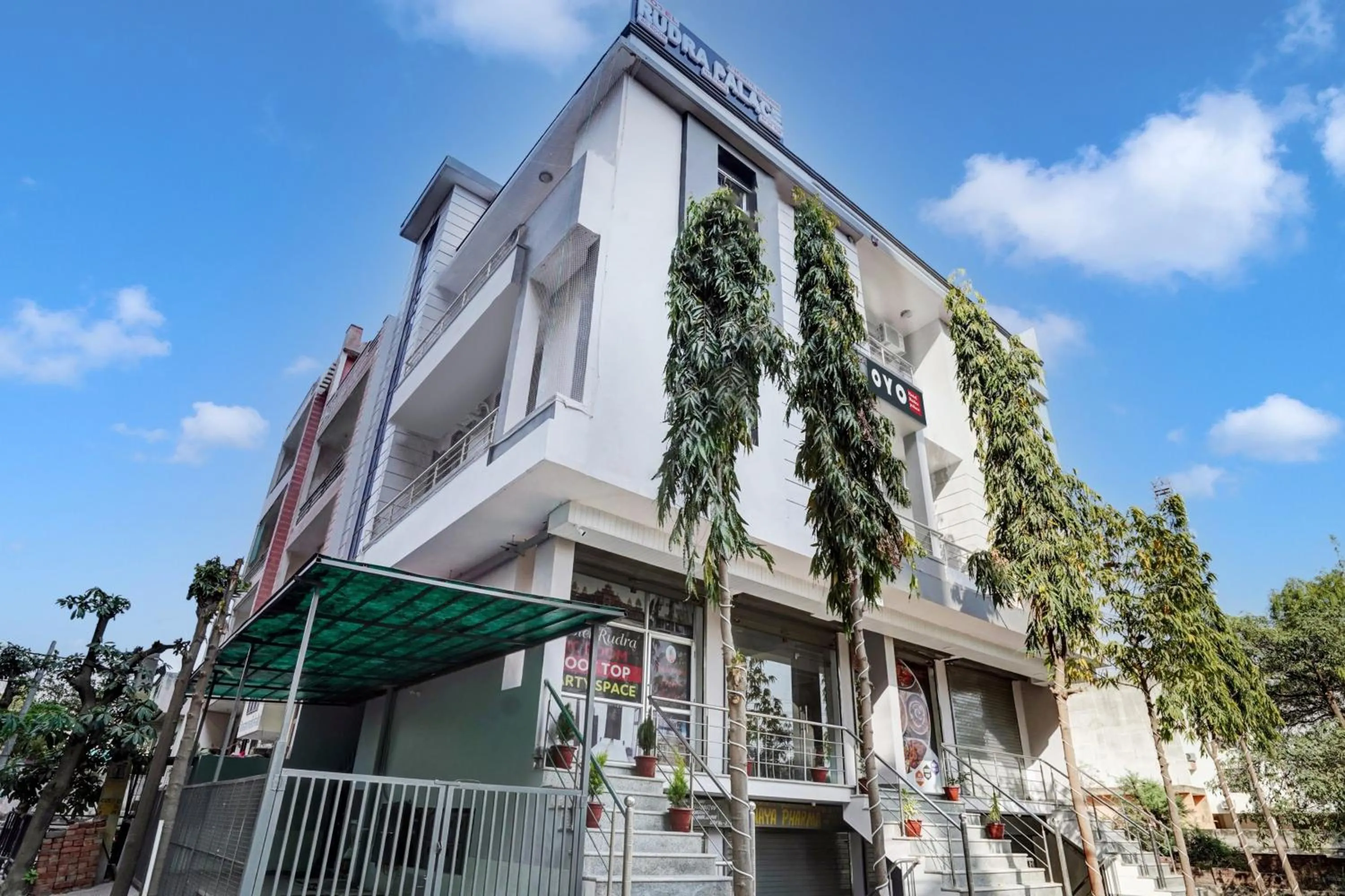 Facade/entrance in Hotel O Rudra palace