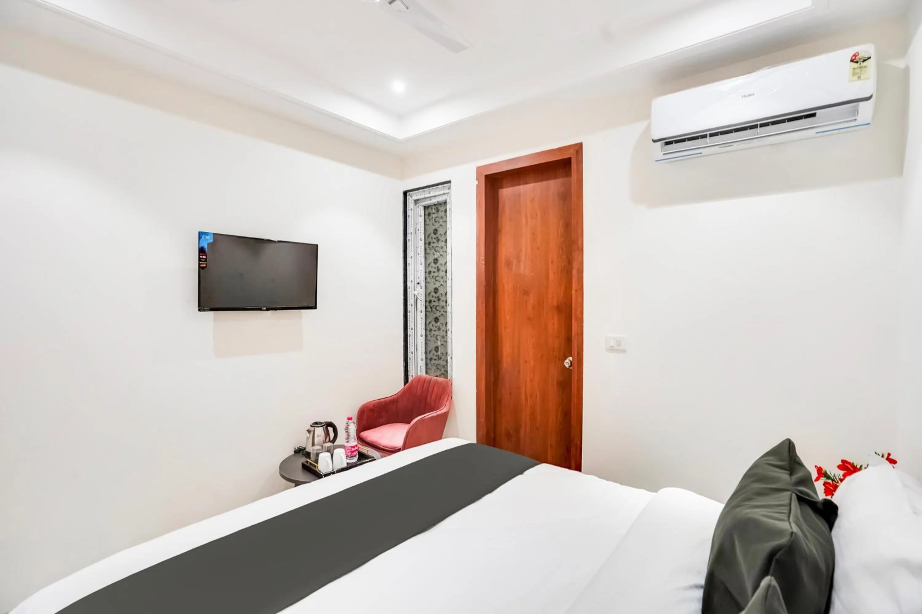 Facade/entrance, Bed in HOTEL RETREAT INN