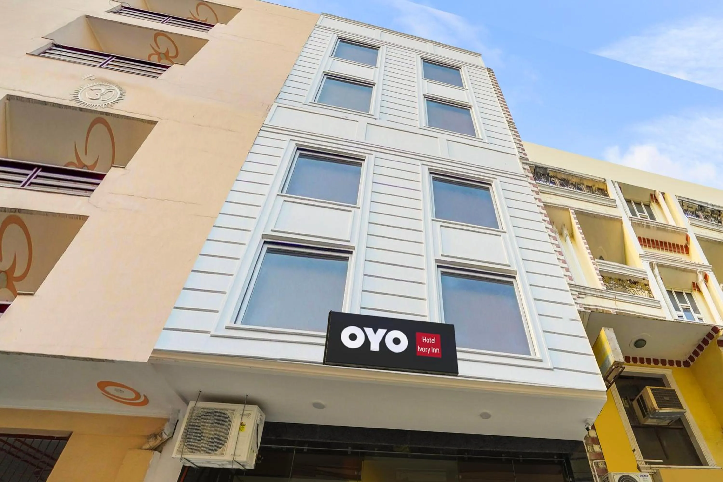 Facade/entrance in HOTEL RETREAT INN