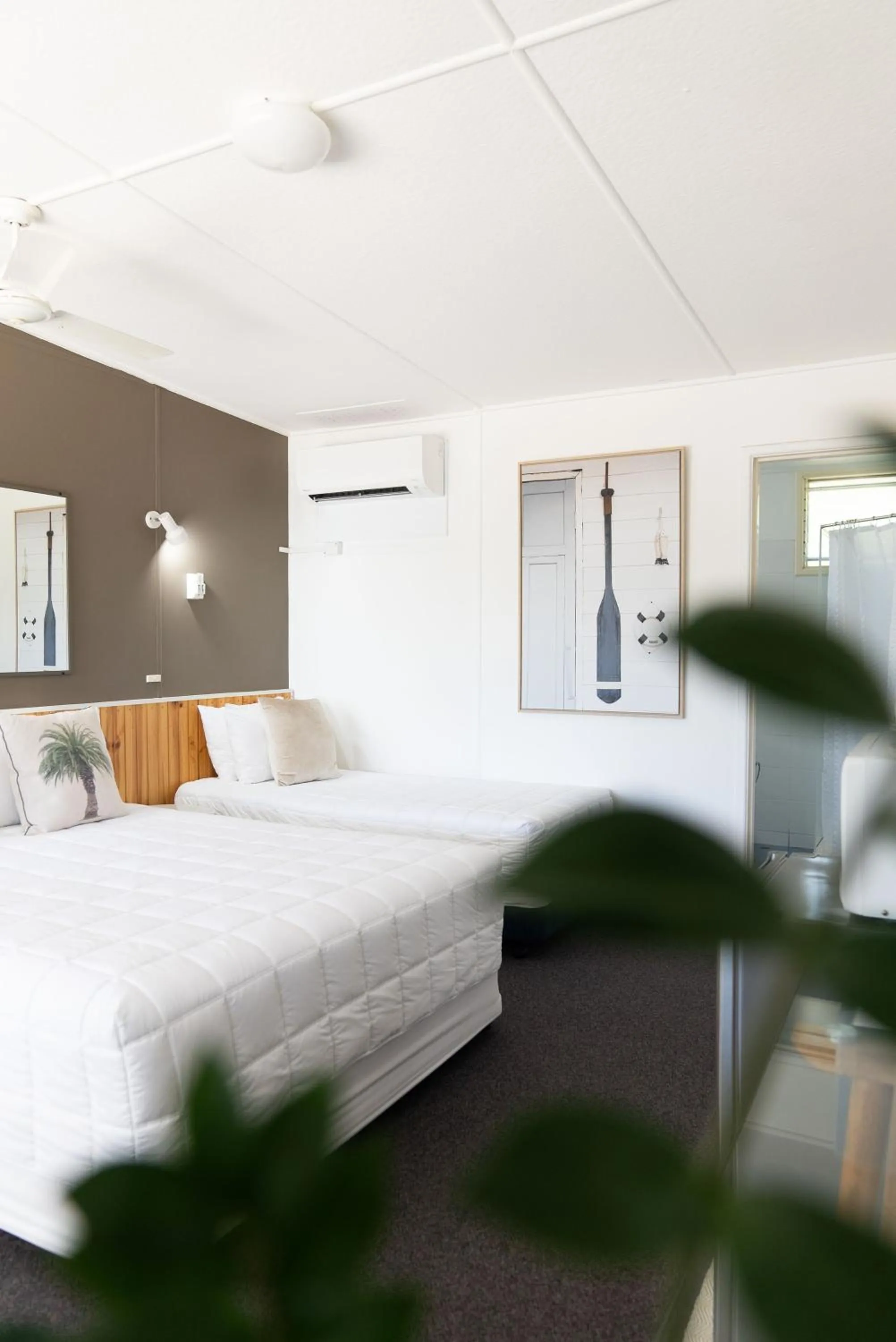 Property building, Bed in Motel Maclean