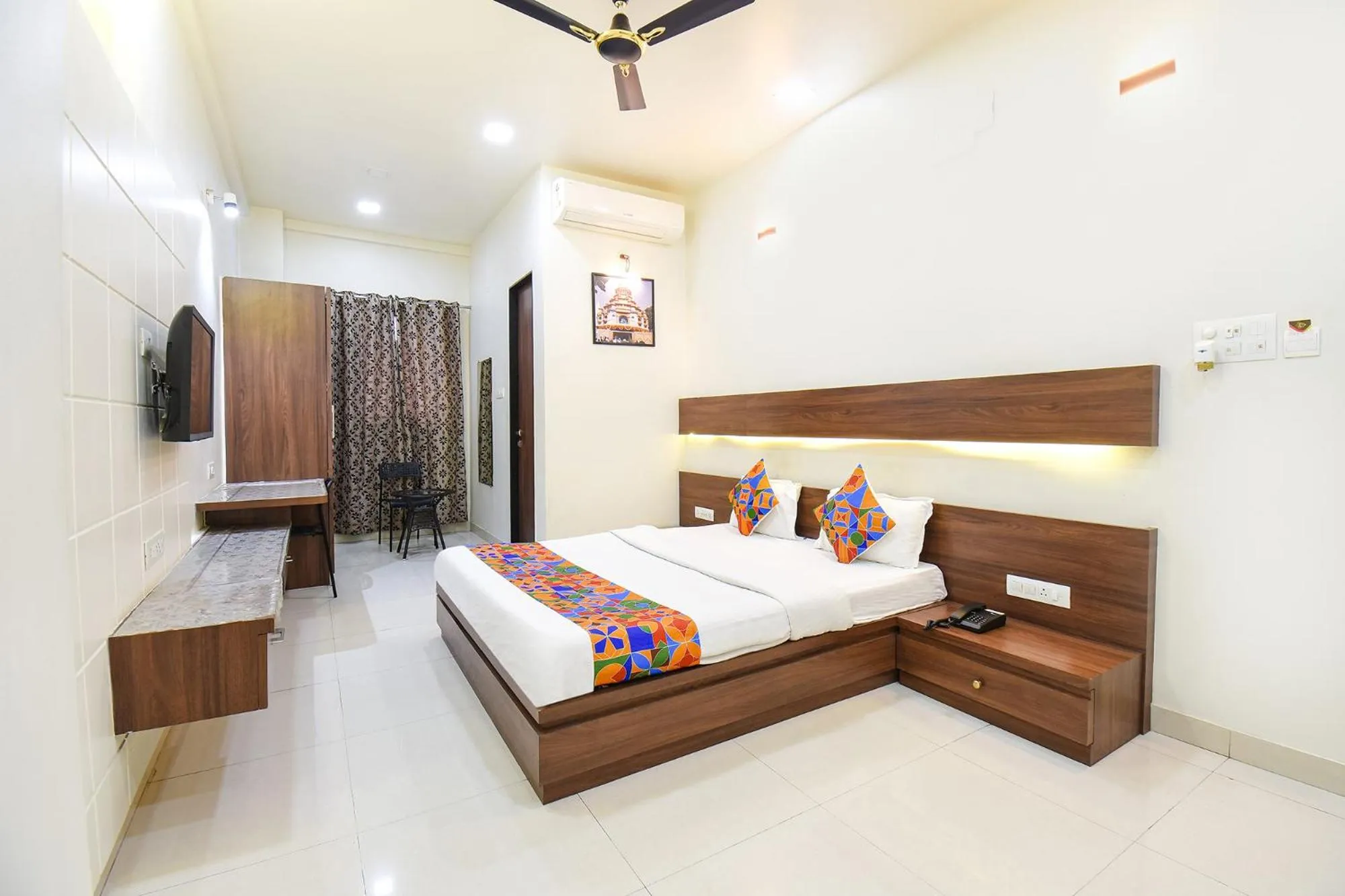 Bed in FabHotel Royal Suits - Nr Mahadji Shinde Chhatri