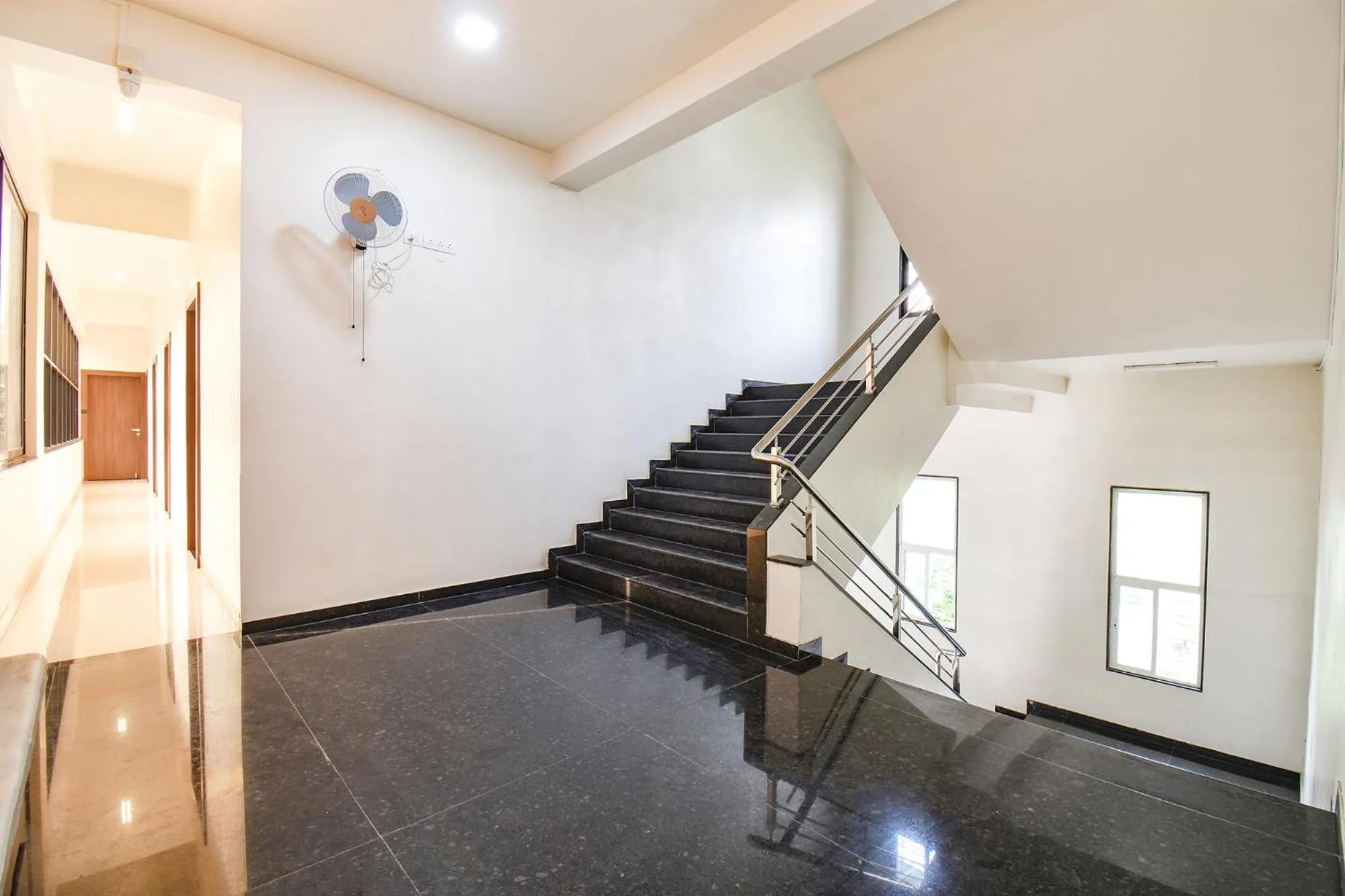 Lobby or reception in FabHotel Royal Suits - Nr Mahadji Shinde Chhatri