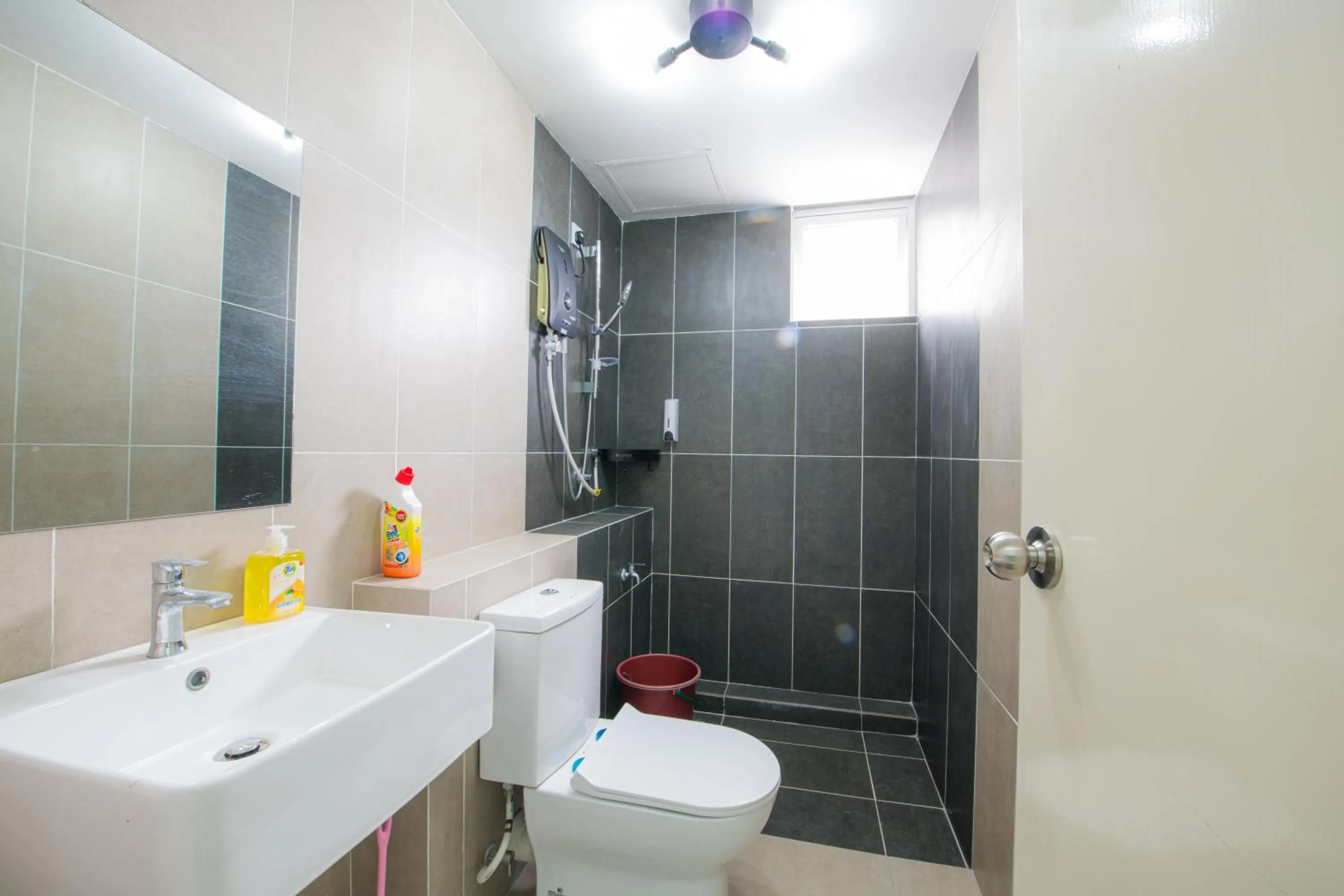 Shower in Trival Broadway Hut Homestay Sri Indah, Sandakan