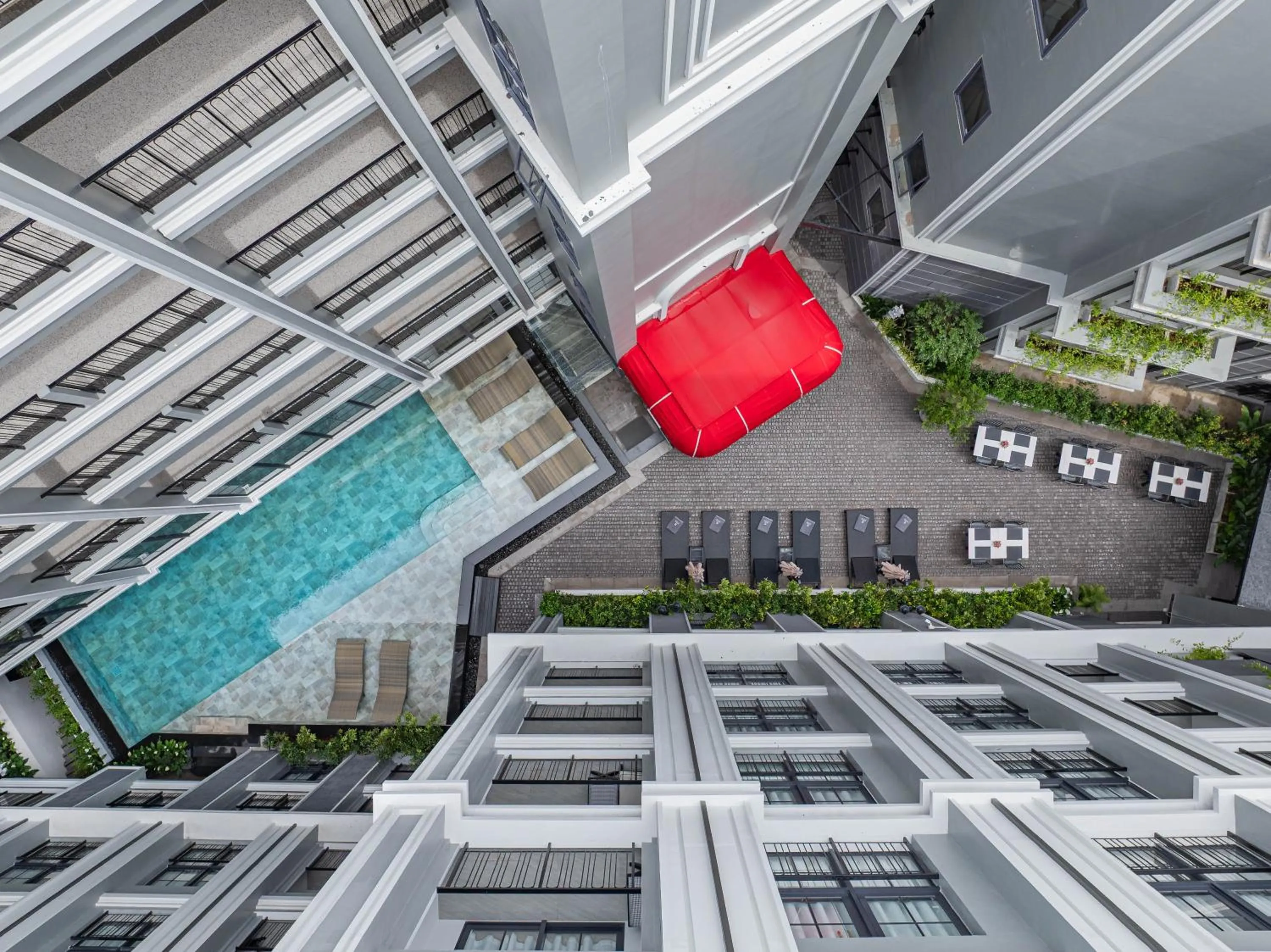 Swimming pool in Chateau Du Village Patong