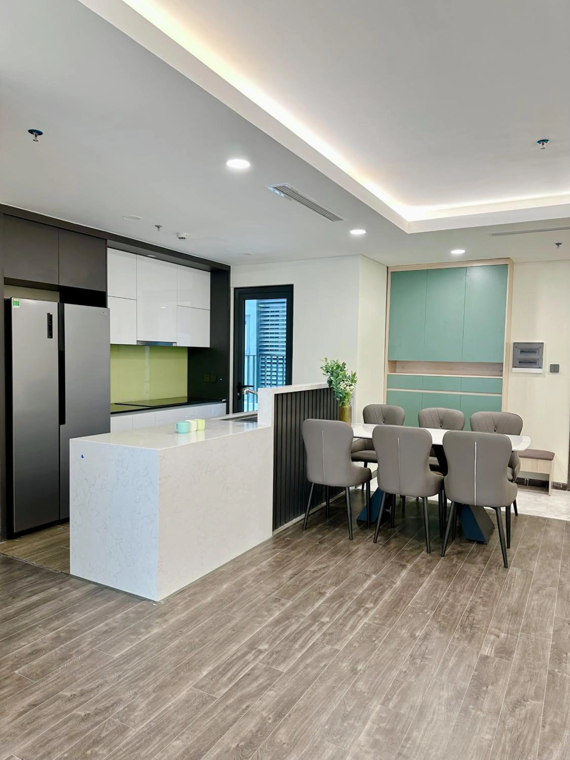 stove in Apartments in Han Jardin Building next West Lake