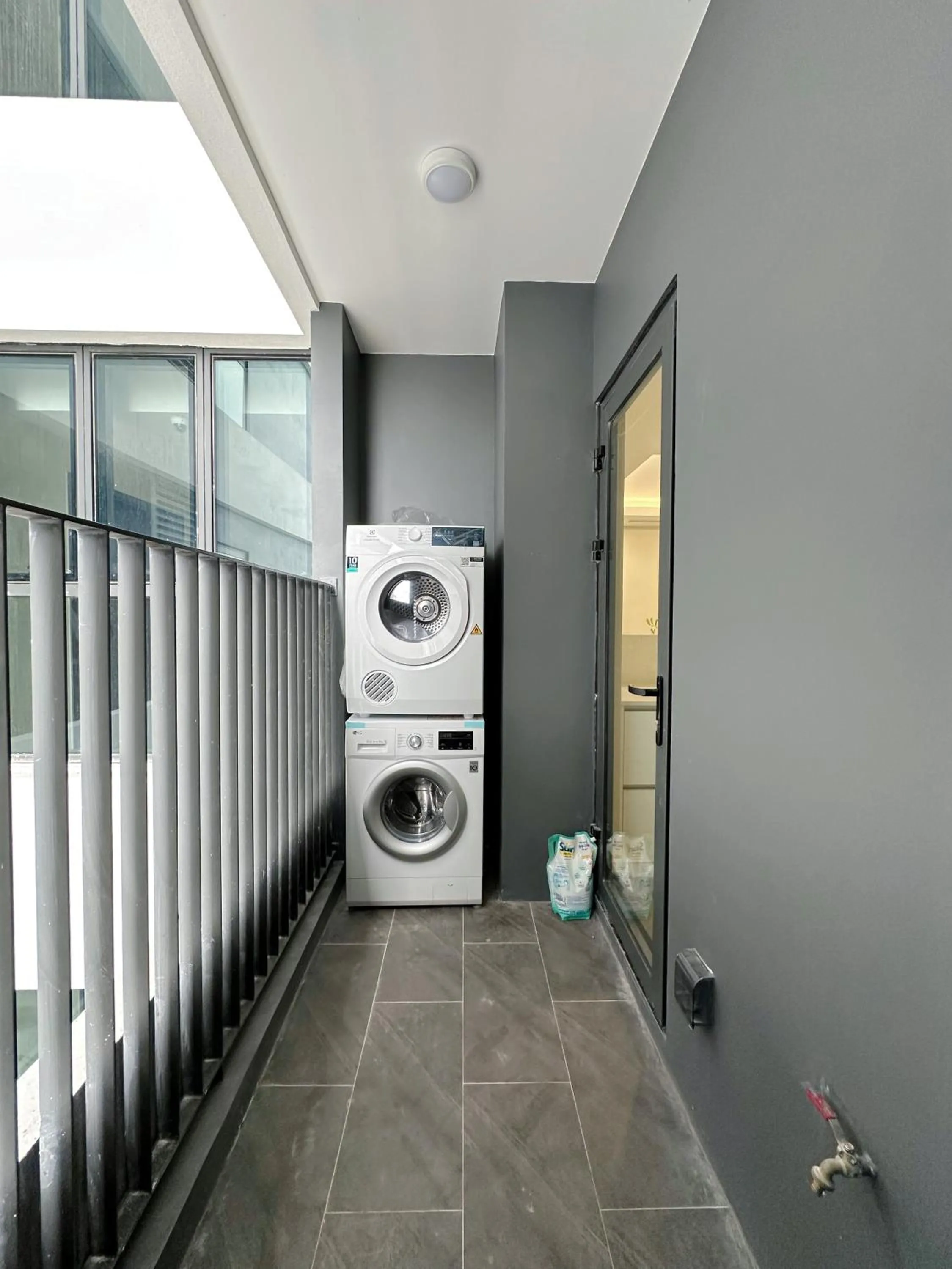 washing machine in Apartments in Han Jardin Building next West Lake