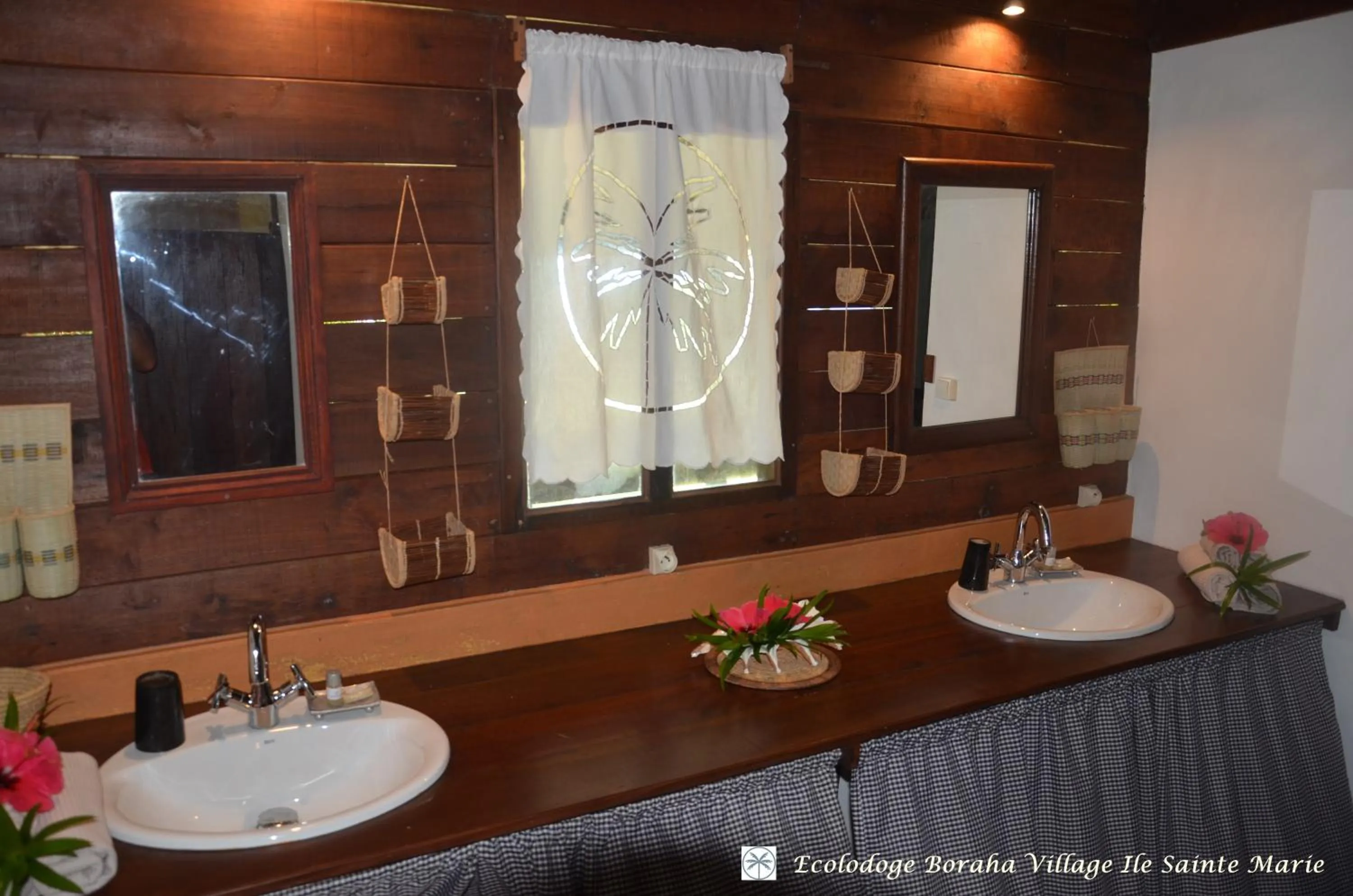 Bathroom in Boraha Village Ecolodge