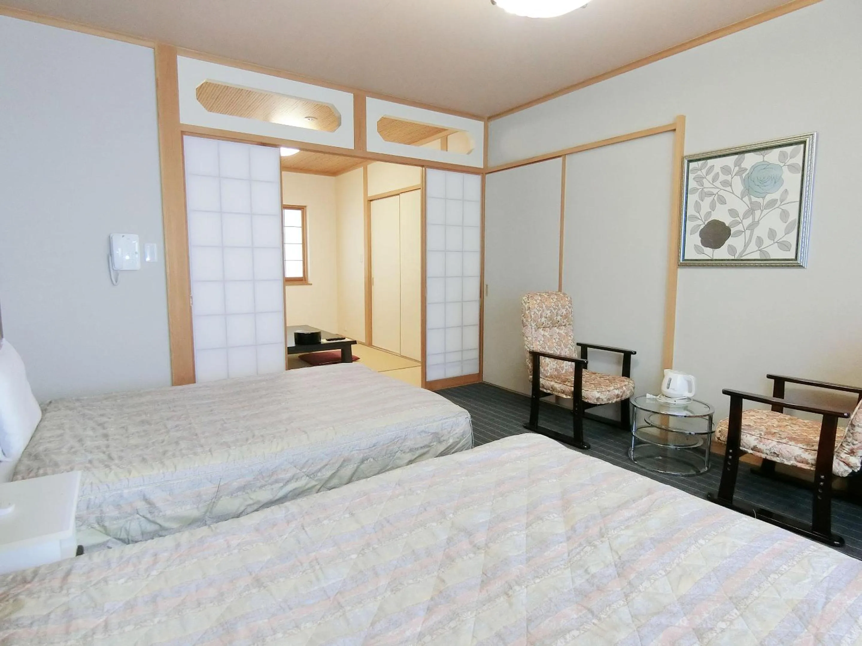 Photo of the whole room, Bed in Yurakuan Miyazaki