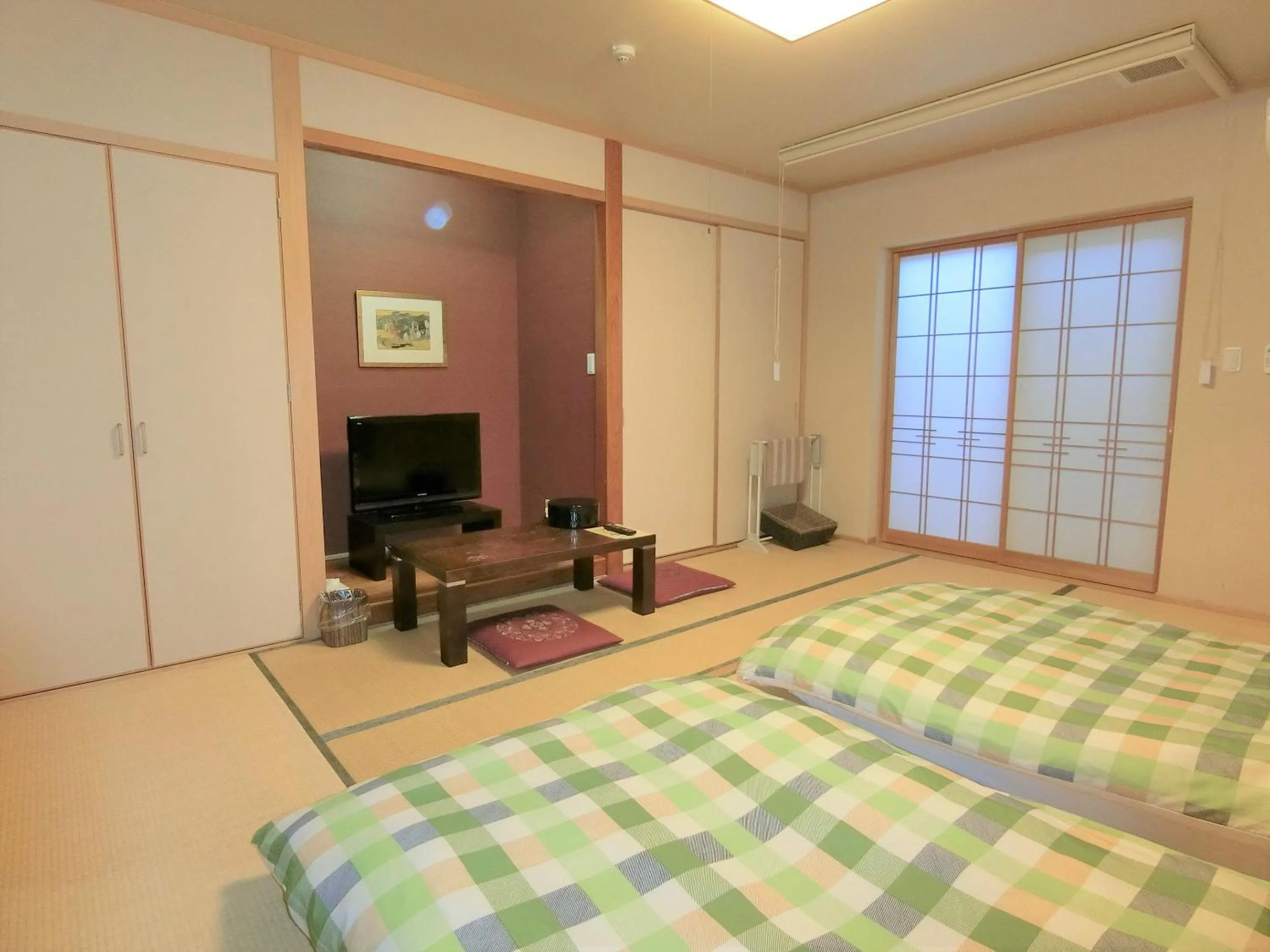 Photo of the whole room, Bed in Yurakuan Miyazaki