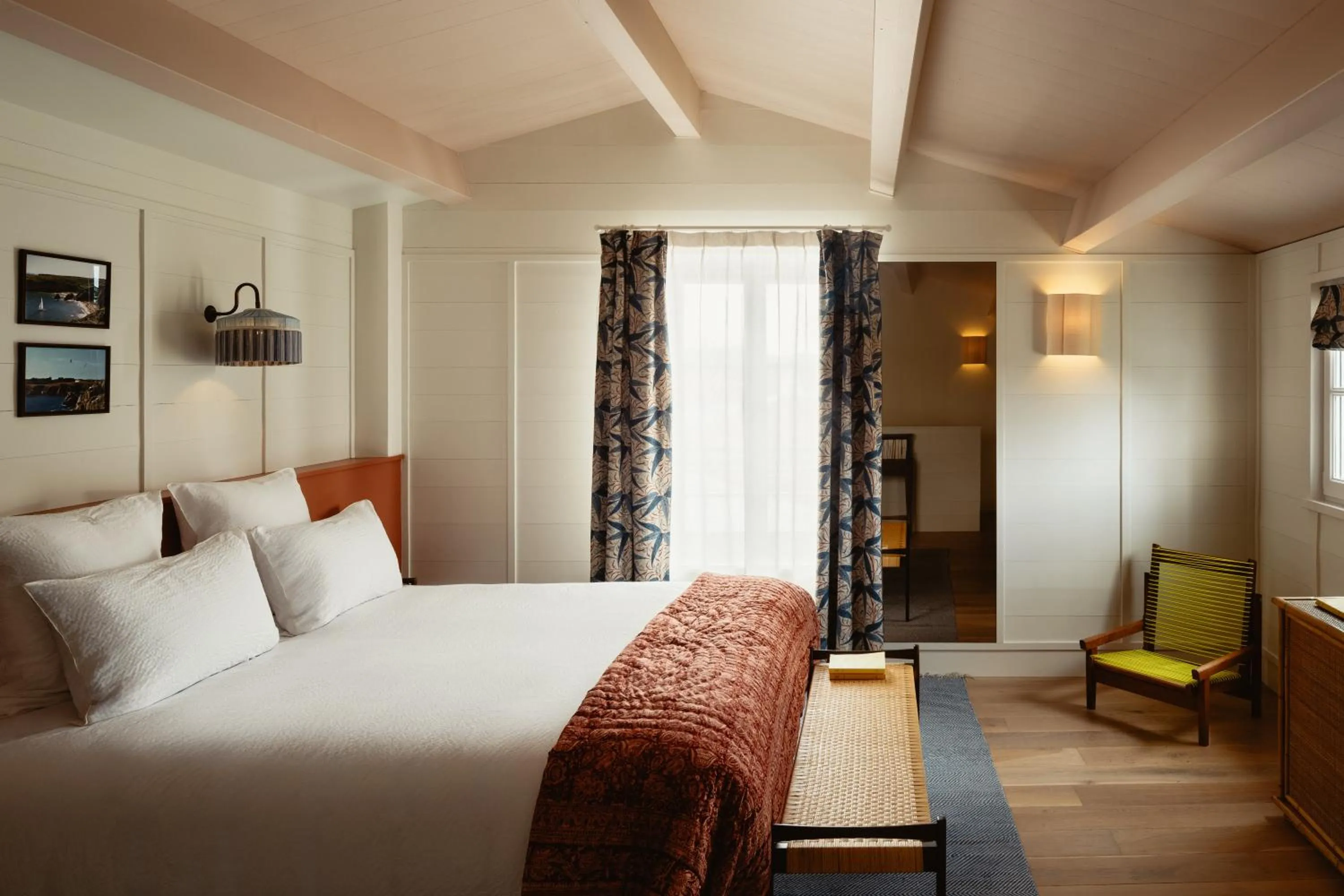 Bedroom, Bed in La Mission Hôtel & SPA - l'île d'Yeu