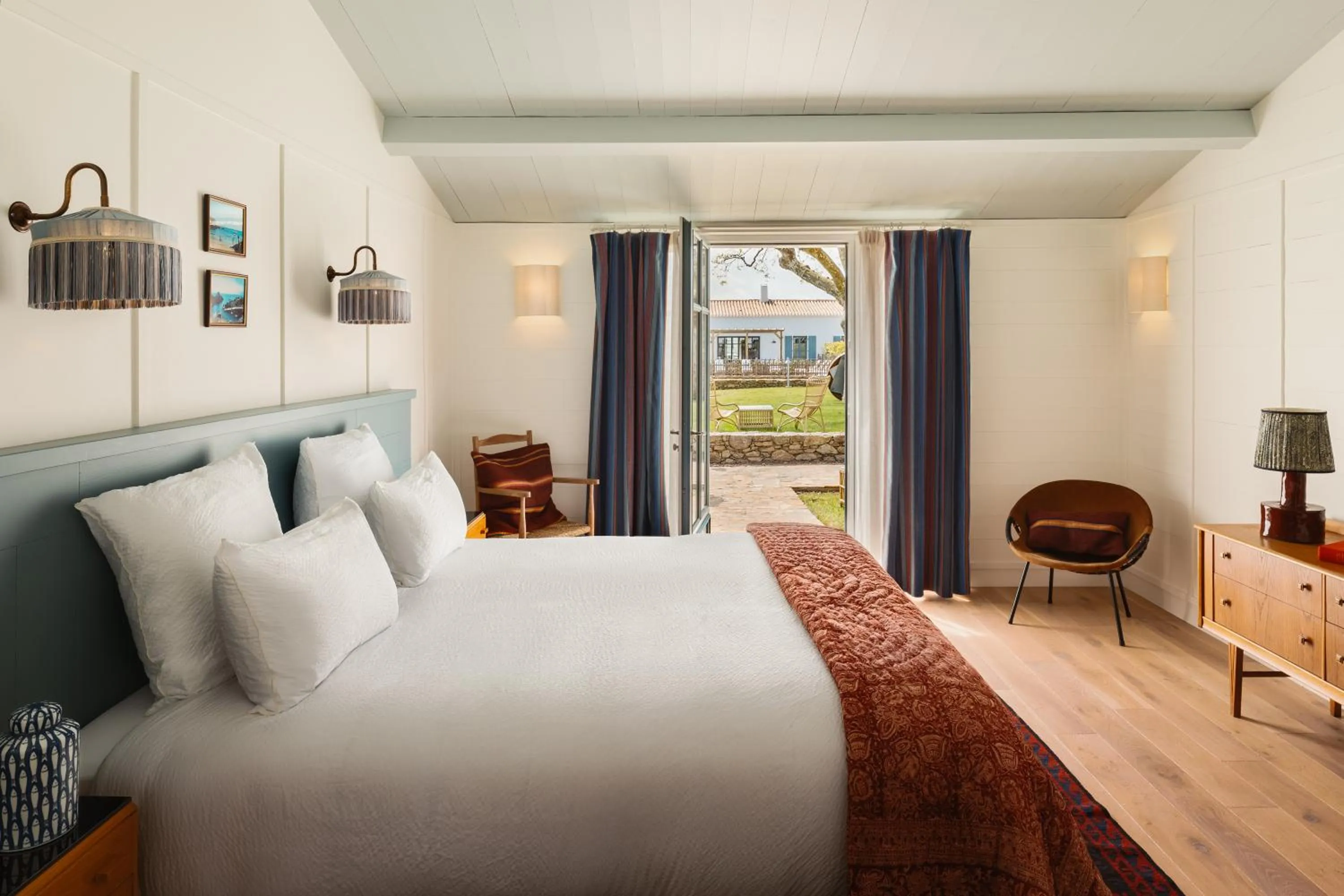 Bedroom, Bed in La Mission Hôtel & SPA - l'île d'Yeu