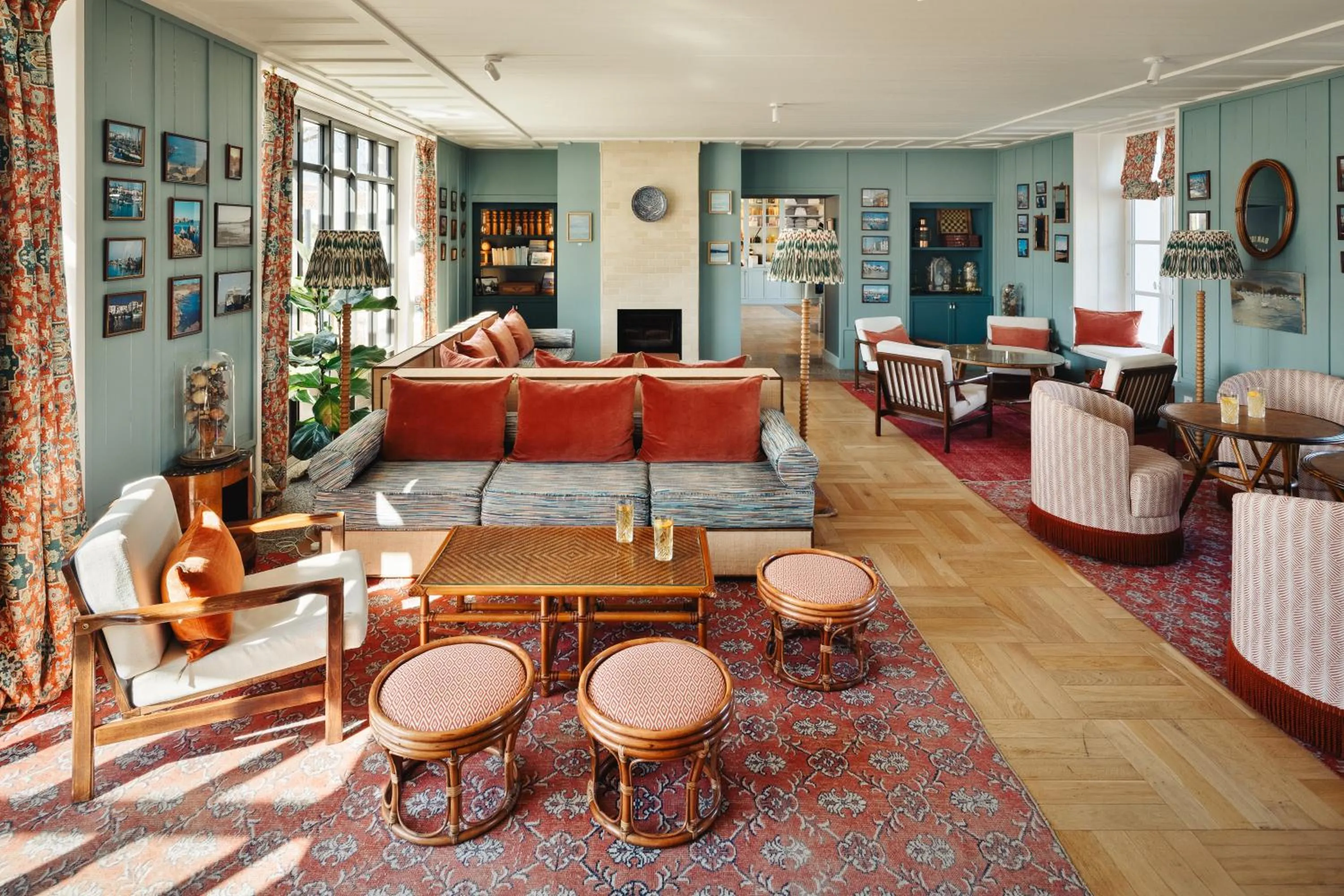 Lounge or bar in La Mission Hôtel & SPA - l'île d'Yeu