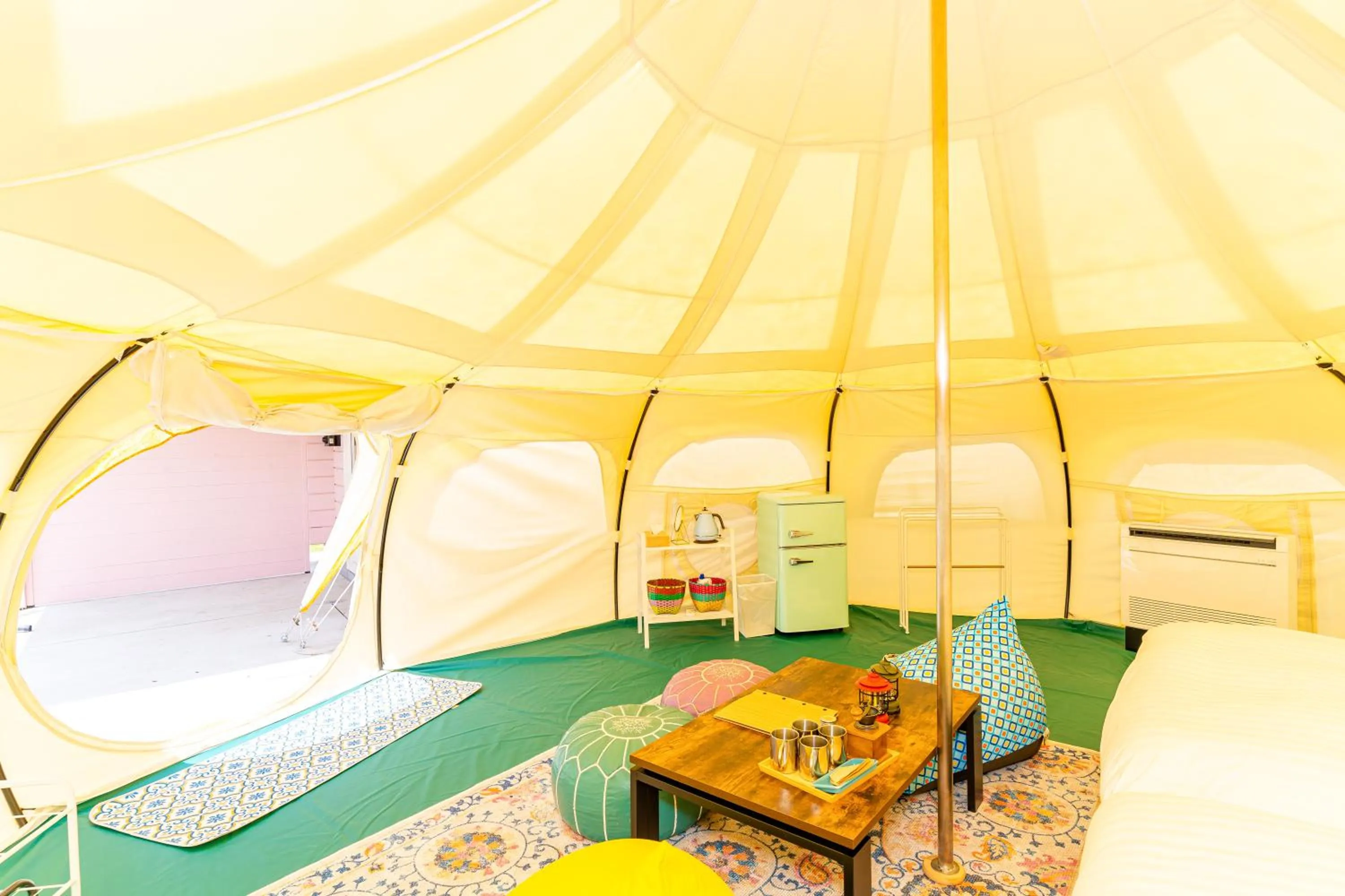 Photo of the whole room, Bed in TACO GLAMP