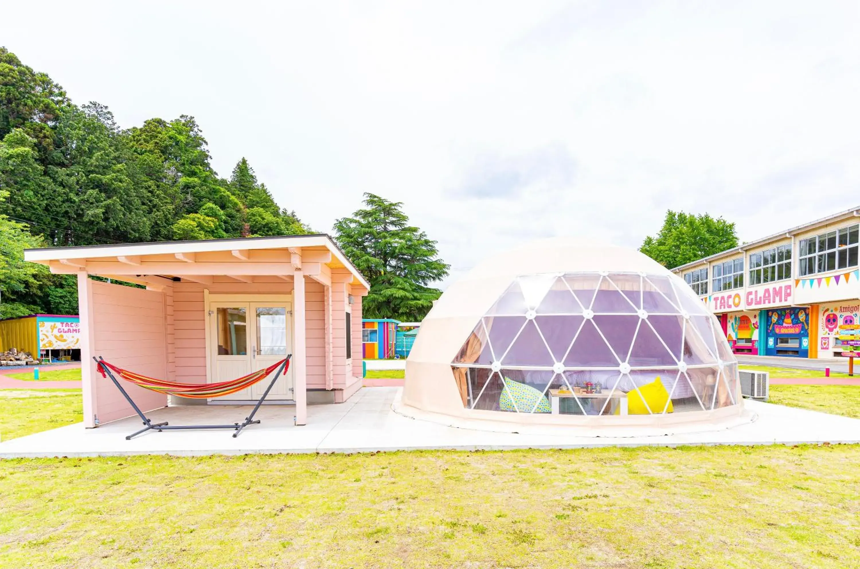 Property building in TACO GLAMP Property building in TACO GLAMP