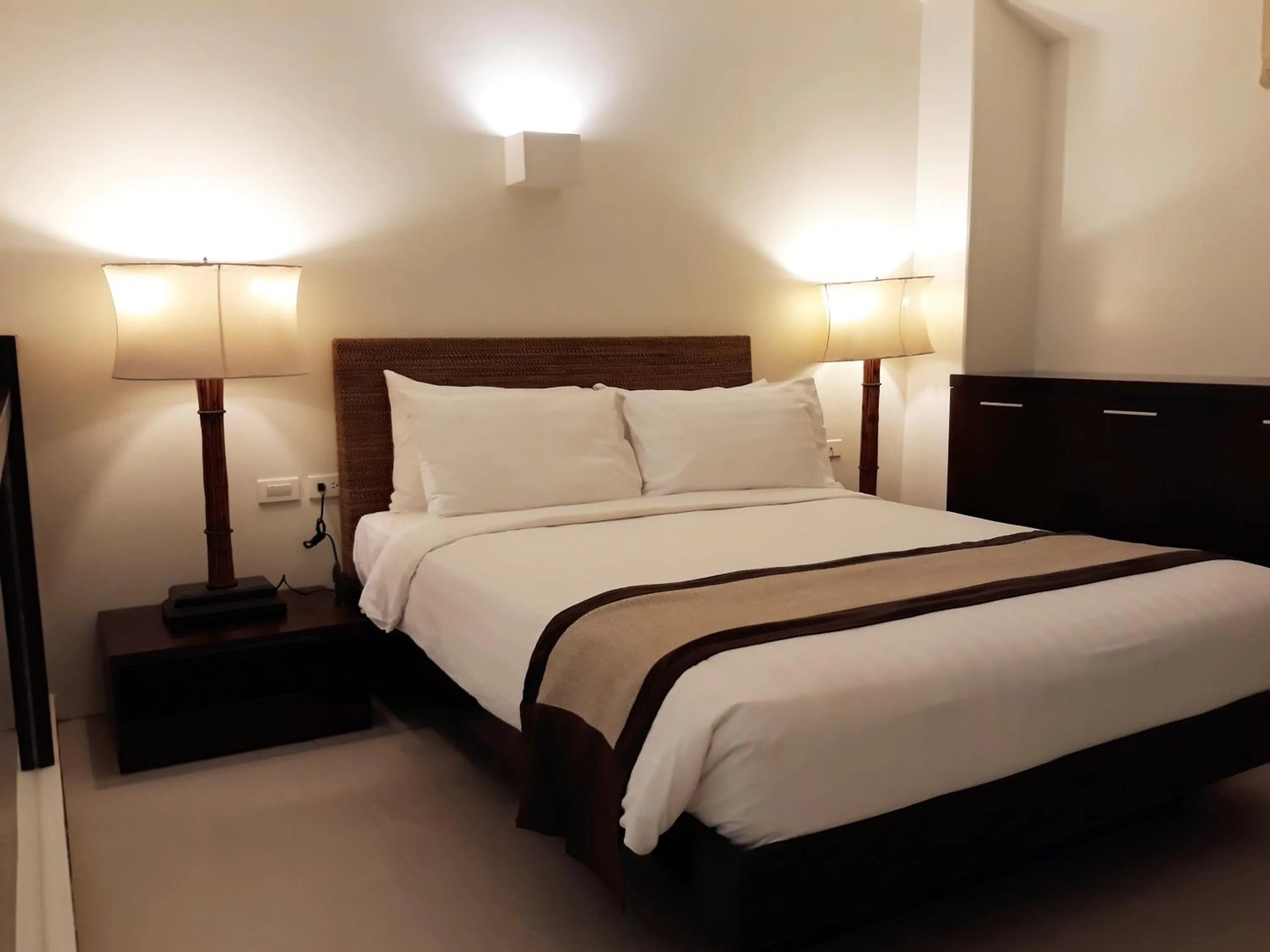 Bed in Kamana Sanctuary Resort & Spa