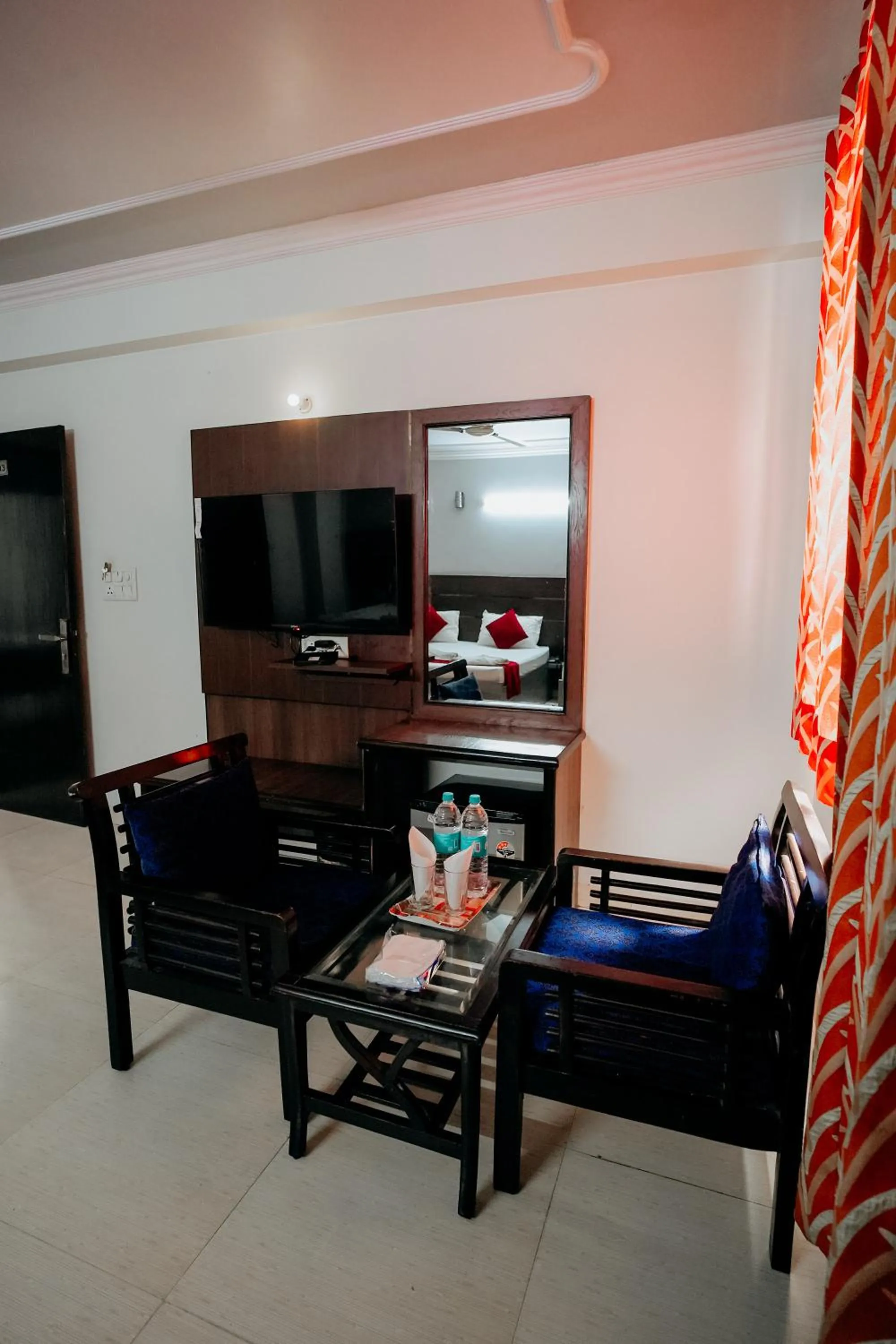 TV and multimedia in Hotel Jinendra Inn