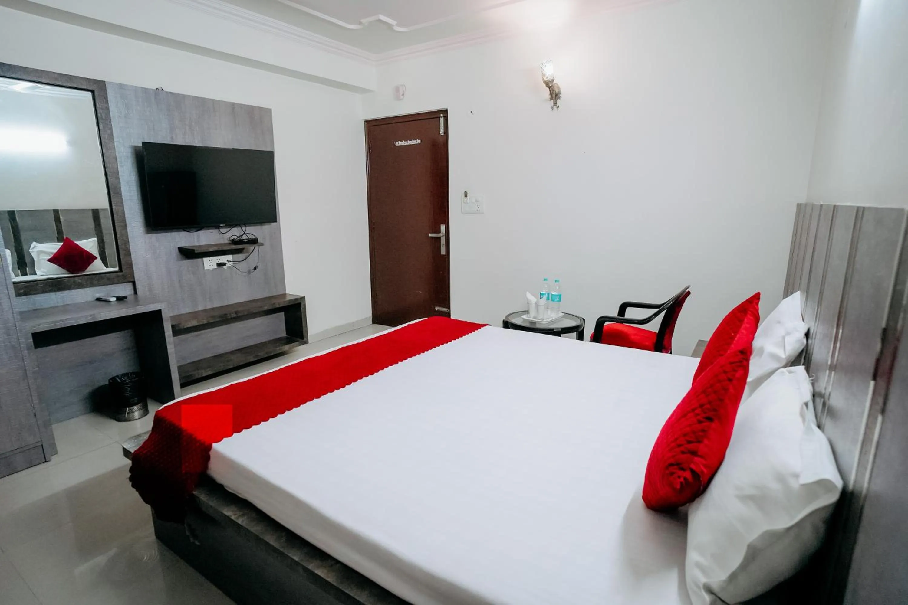 Bedroom, Bed in Hotel Jinendra Inn