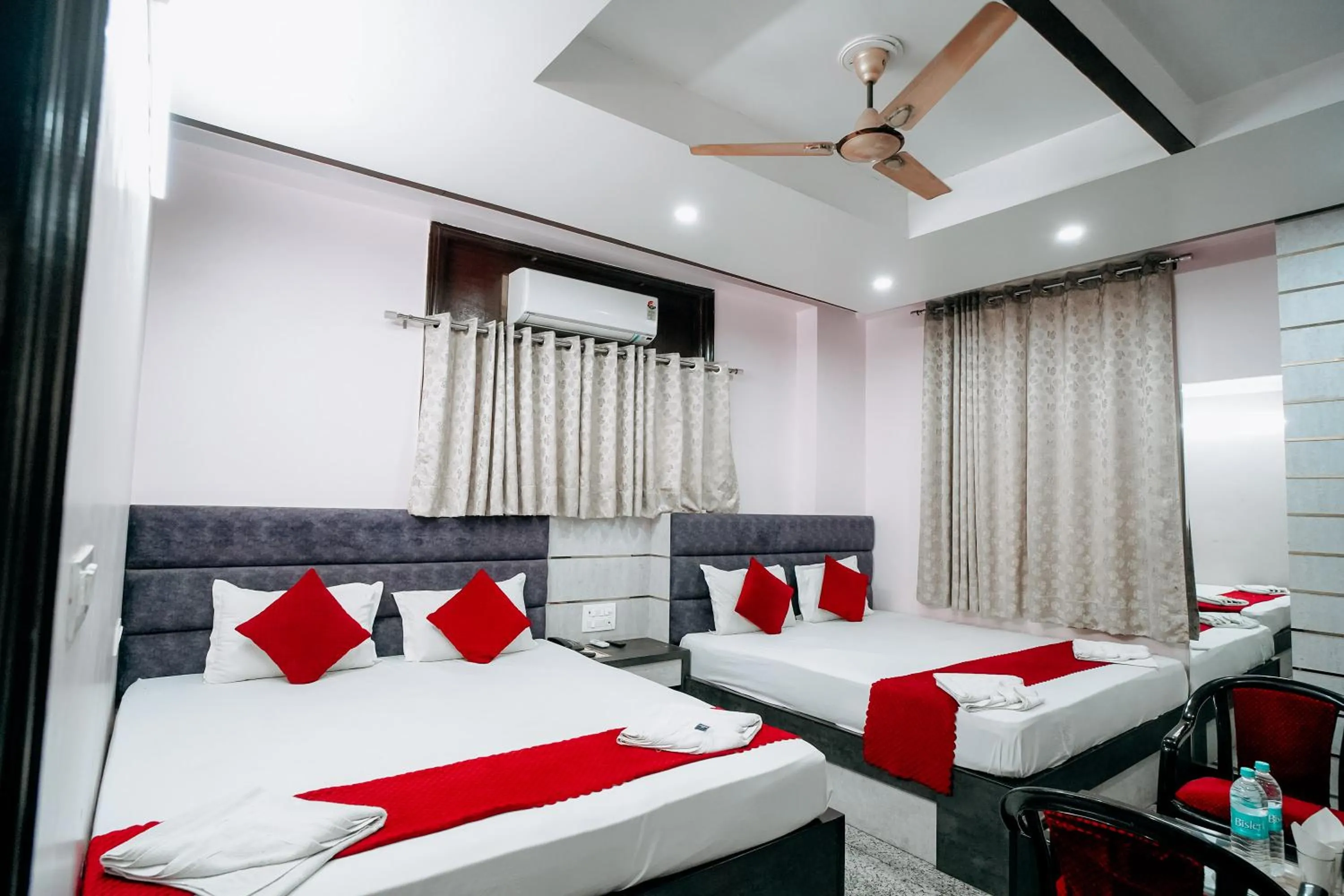 Bedroom, Bed in Hotel Jinendra Inn