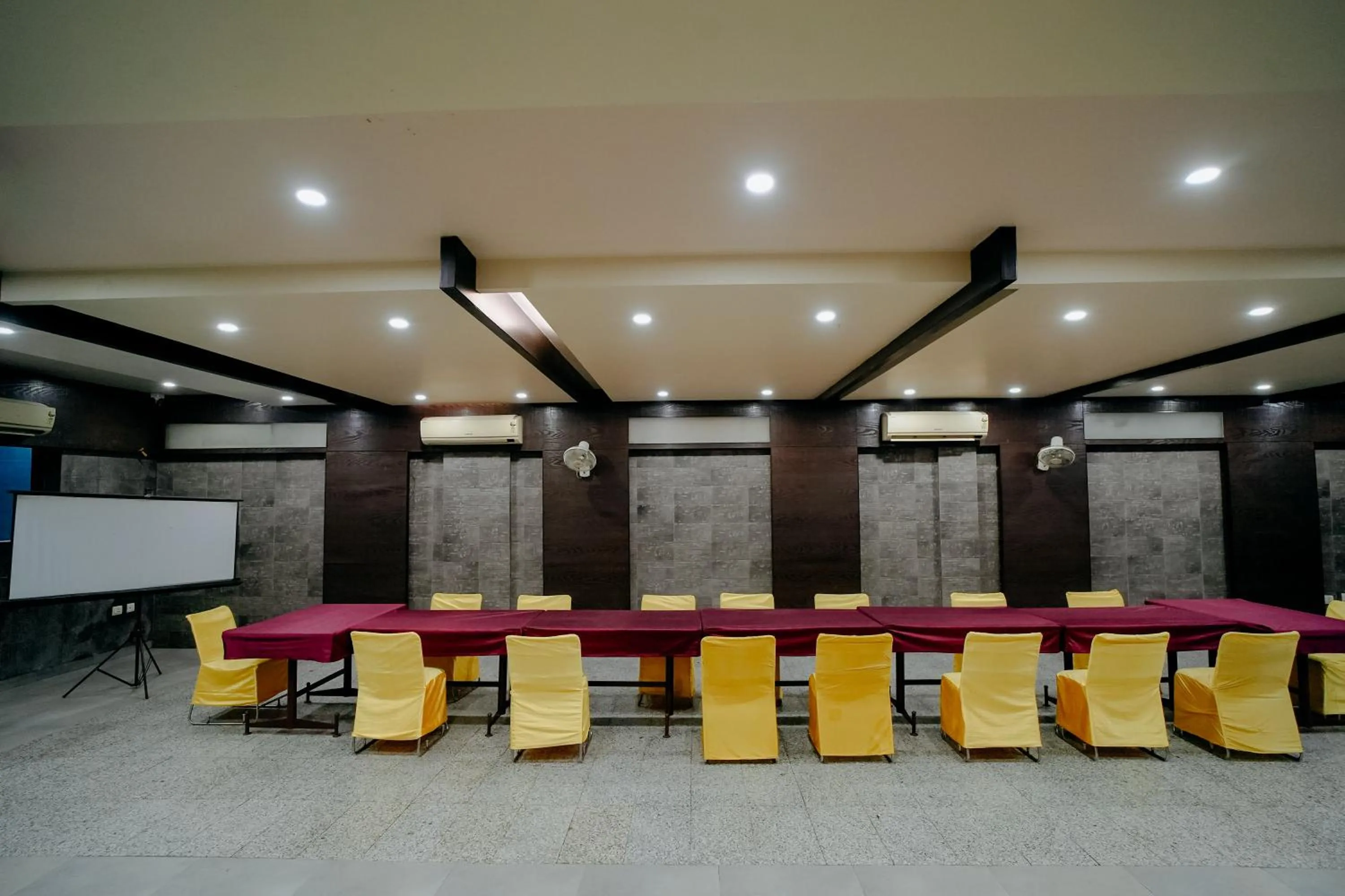 Meeting/conference room in Hotel Jinendra Inn