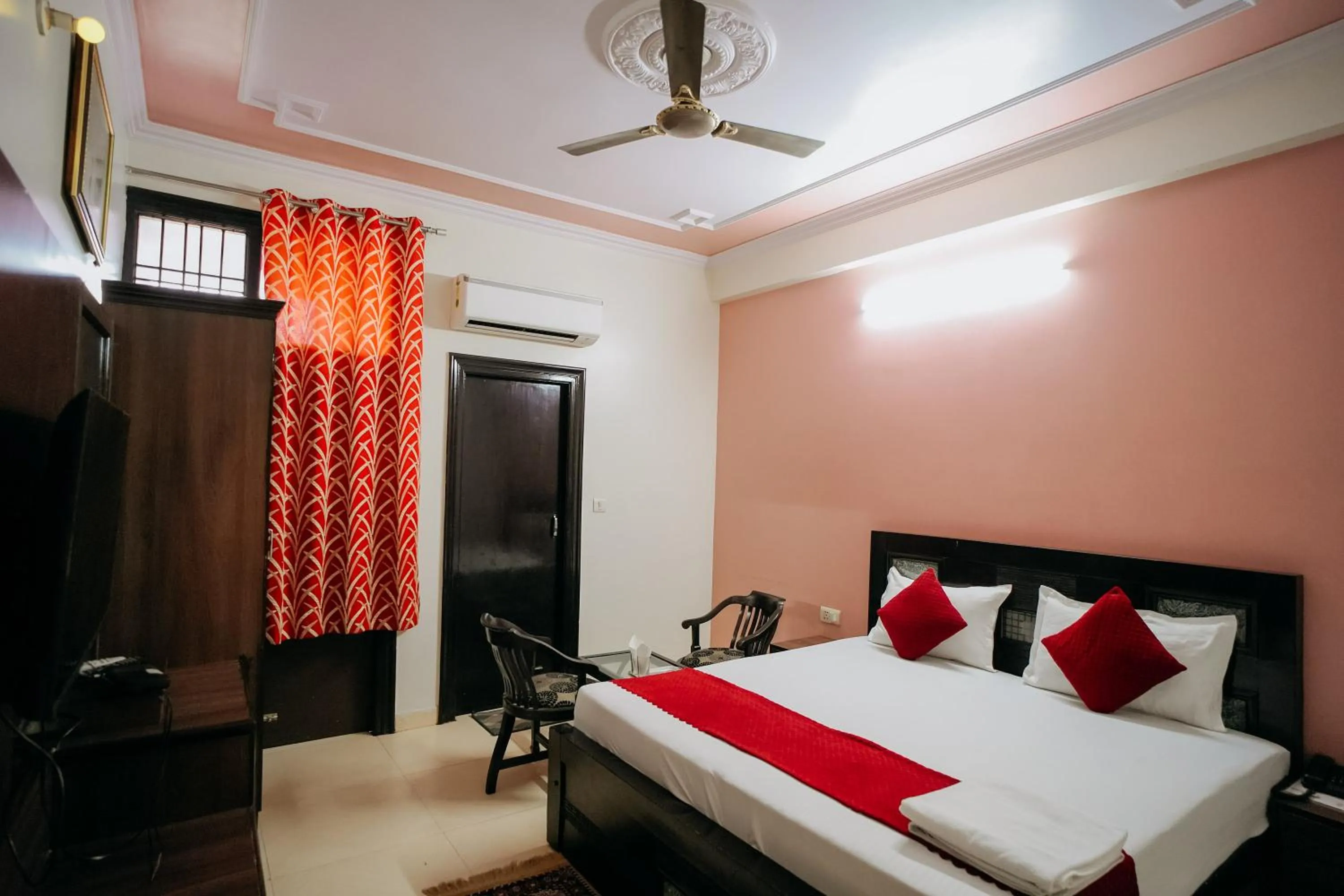 Bedroom, Bed in Hotel Jinendra Inn