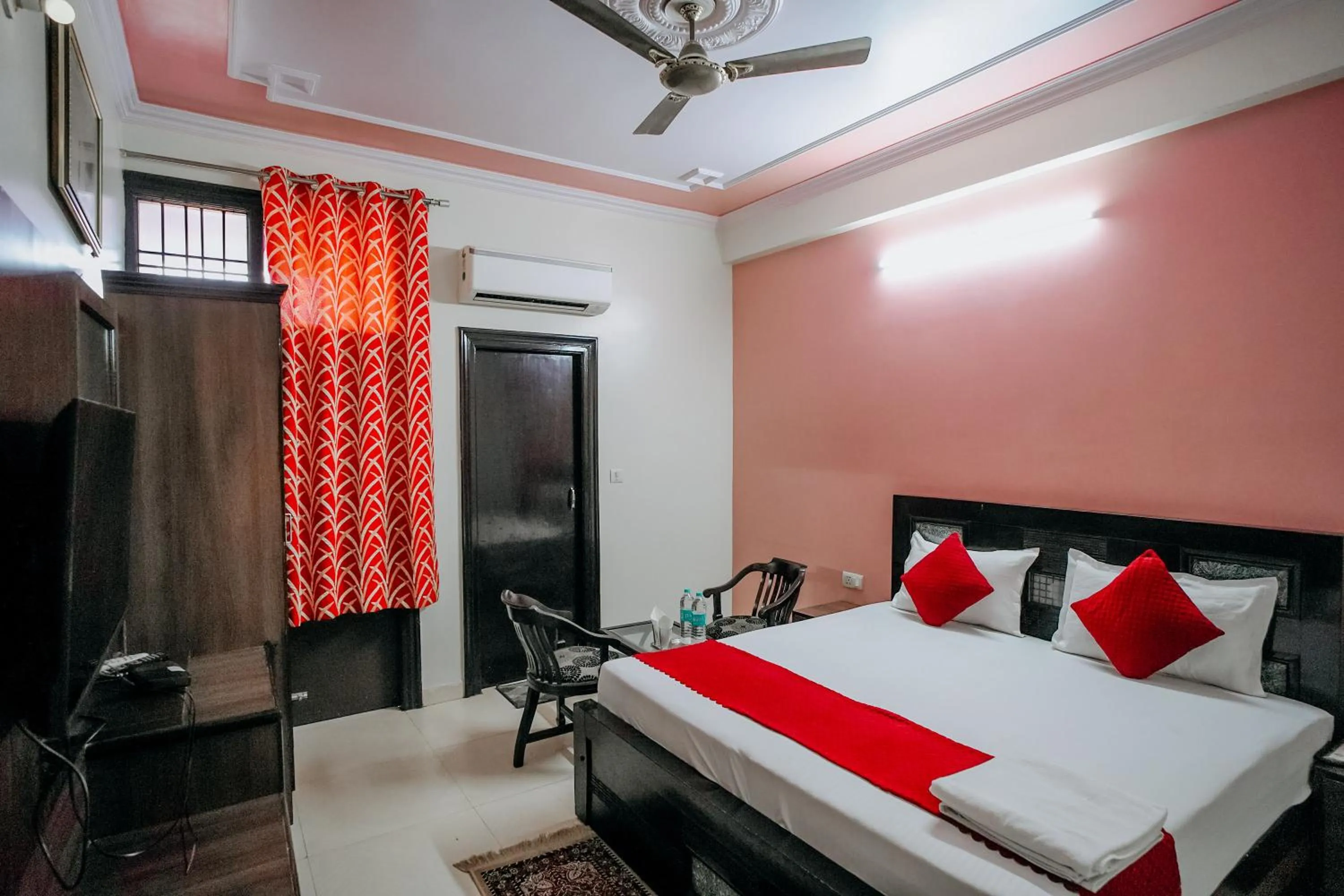 Bedroom, Bed in Hotel Jinendra Inn