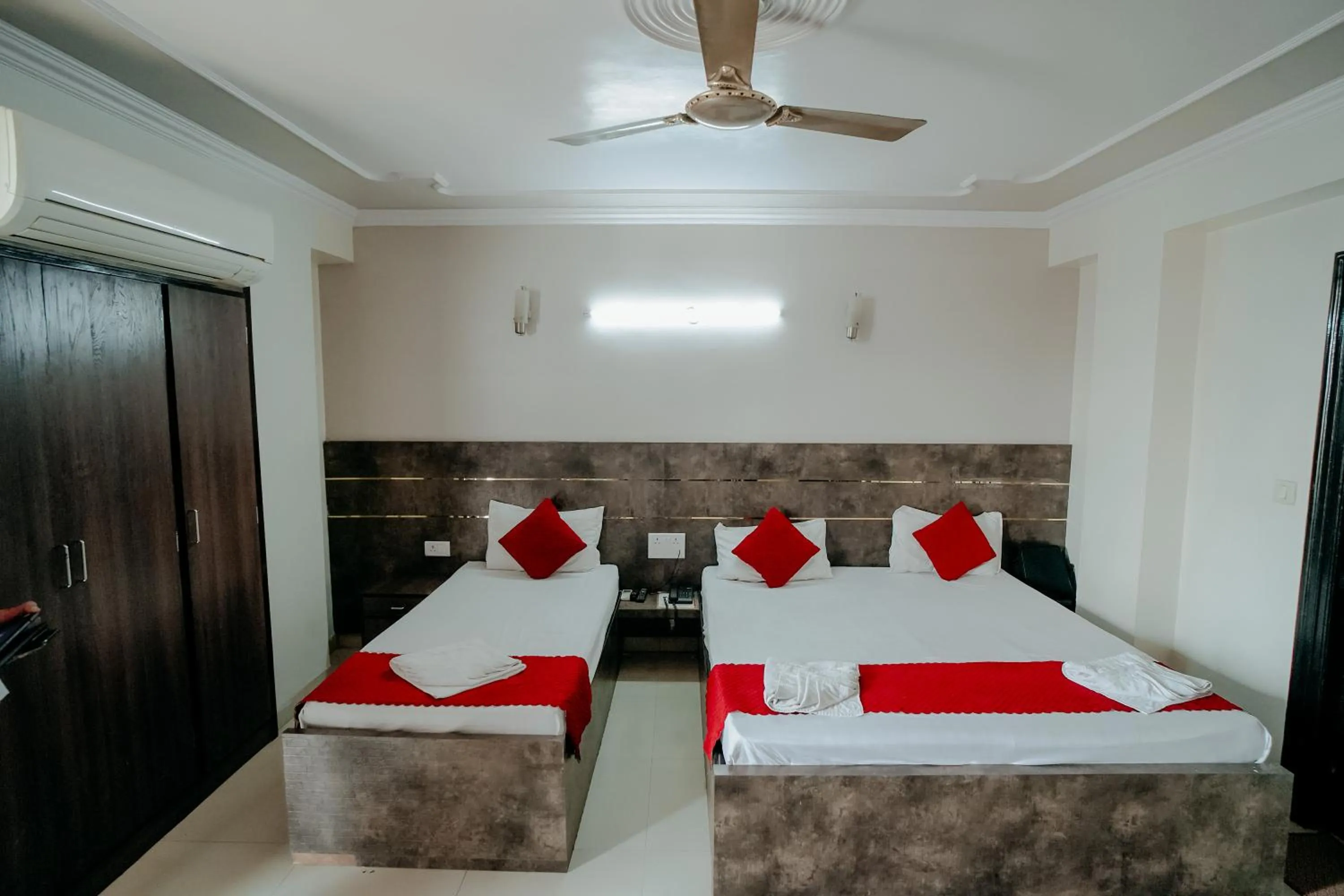 Bedroom, Bed in Hotel Jinendra Inn