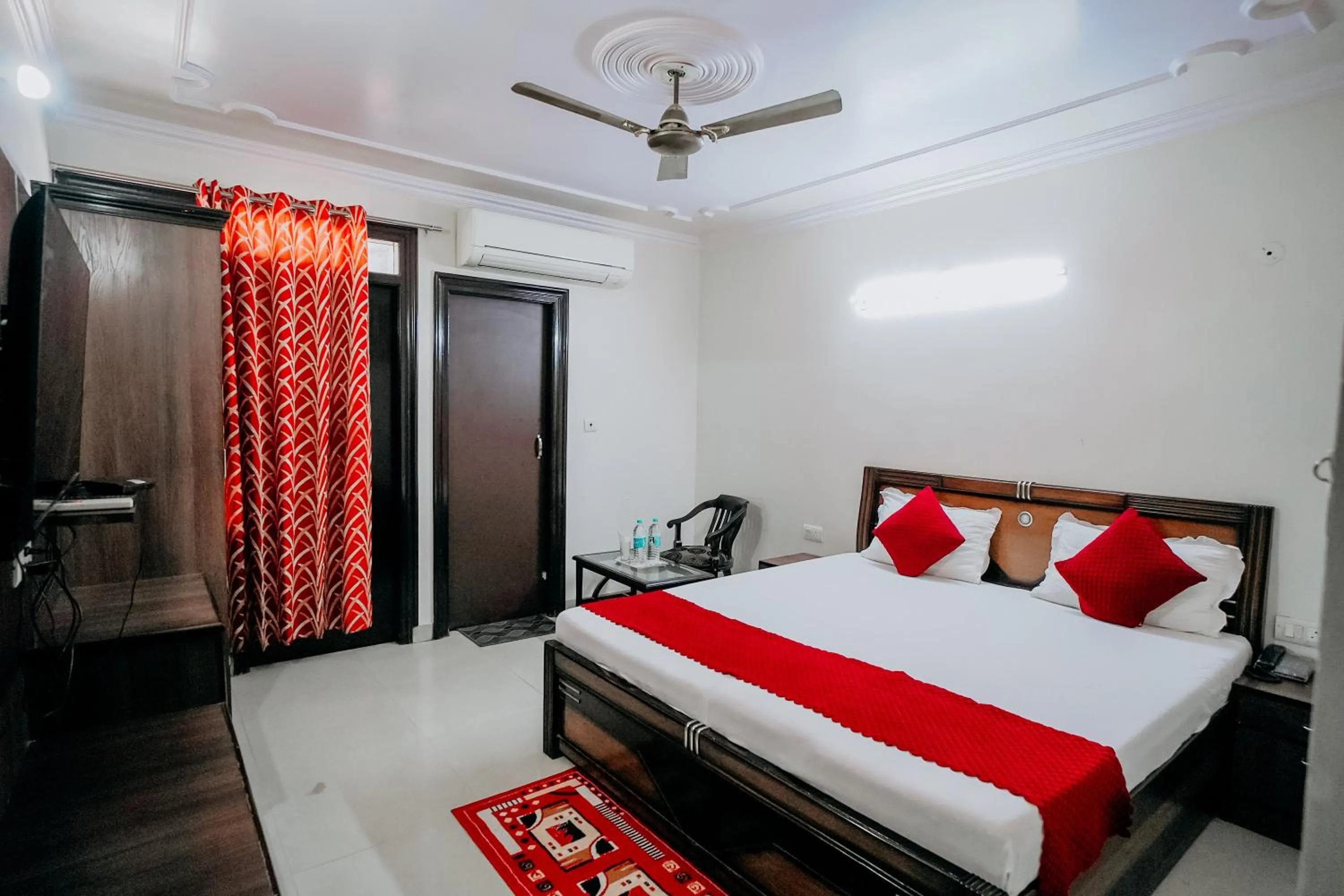 Bedroom, Bed in Hotel Jinendra Inn