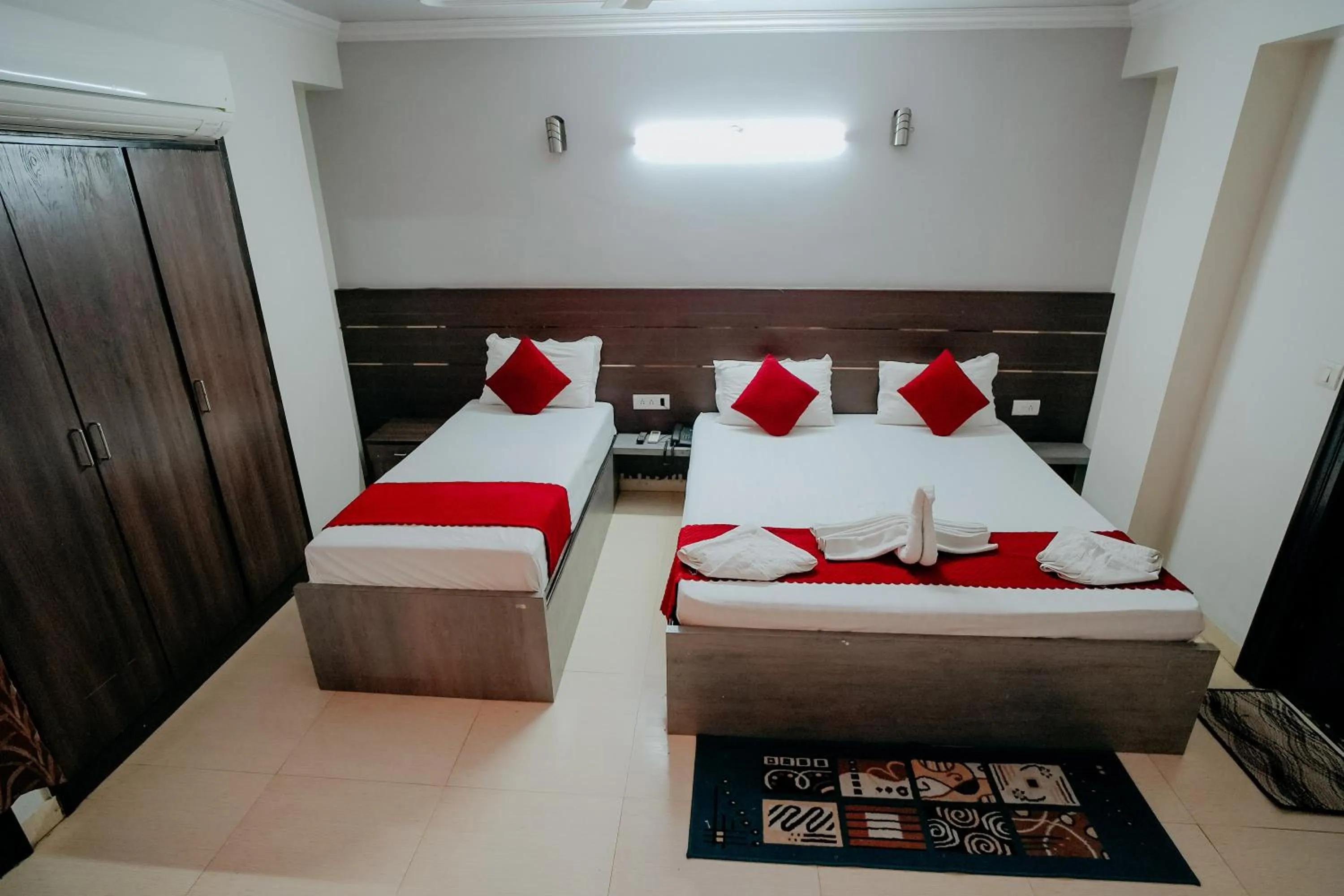 Bedroom, Bed in Hotel Jinendra Inn