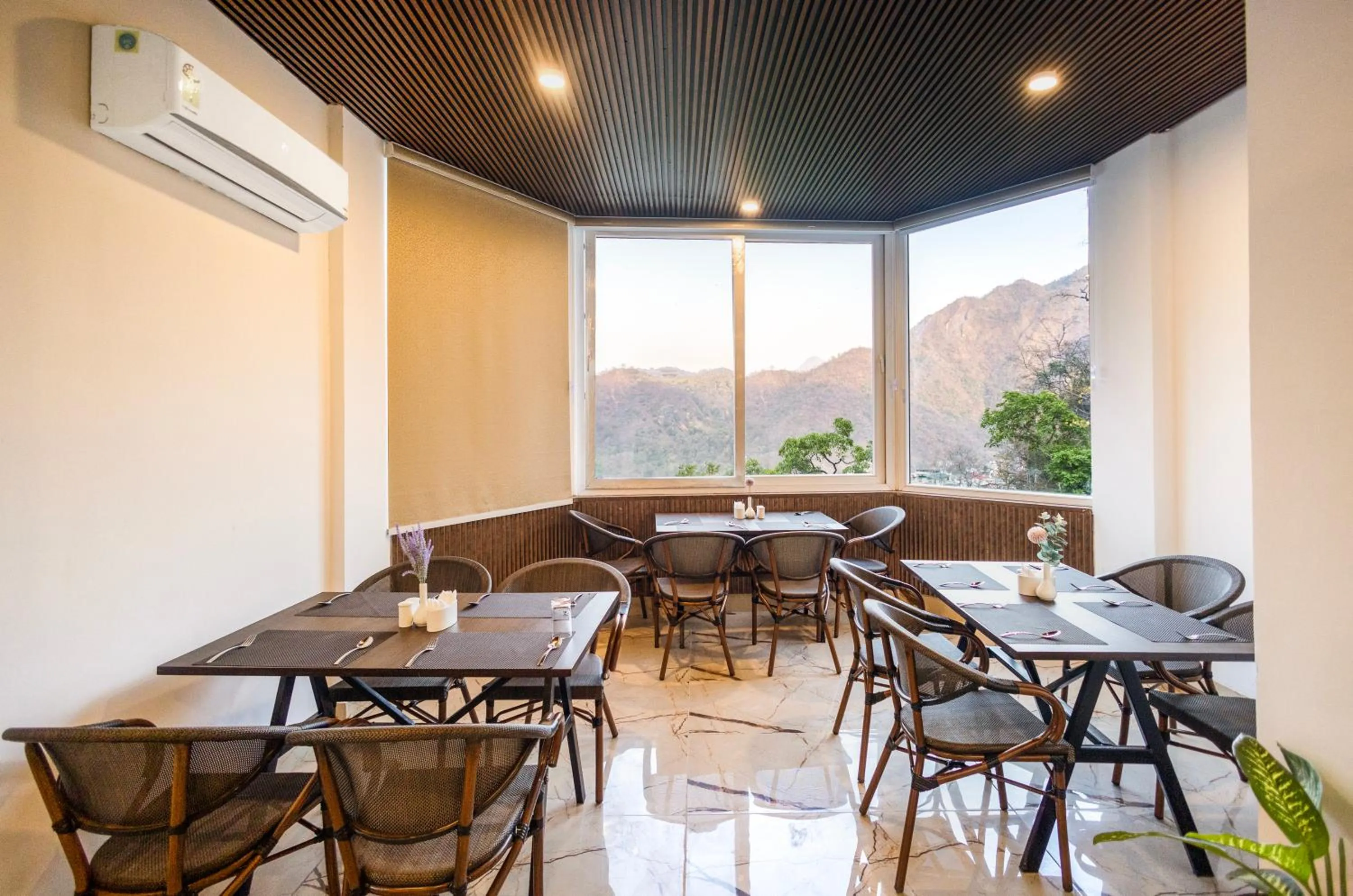 Restaurant/places to eat in Stone Wood Hotel, Rishikesh