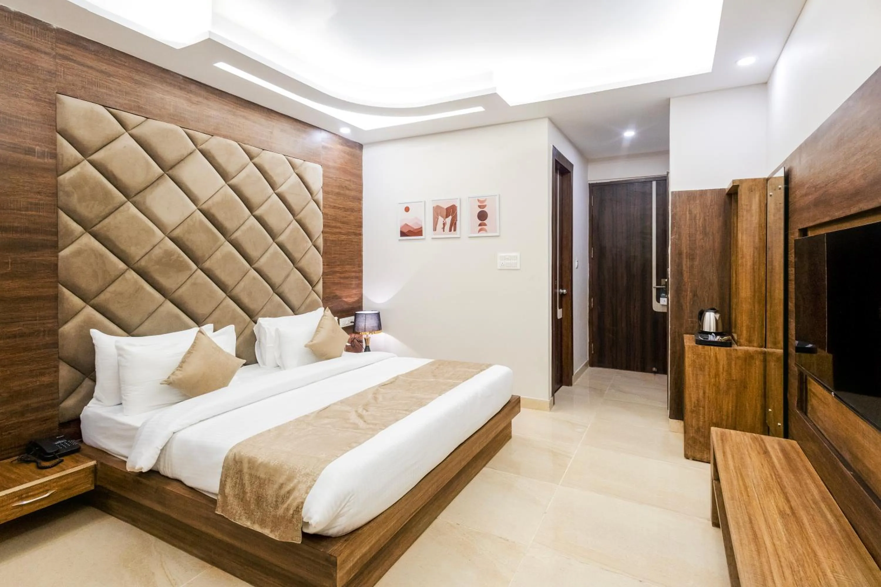 Bed in Stone Wood Hotel, Rishikesh