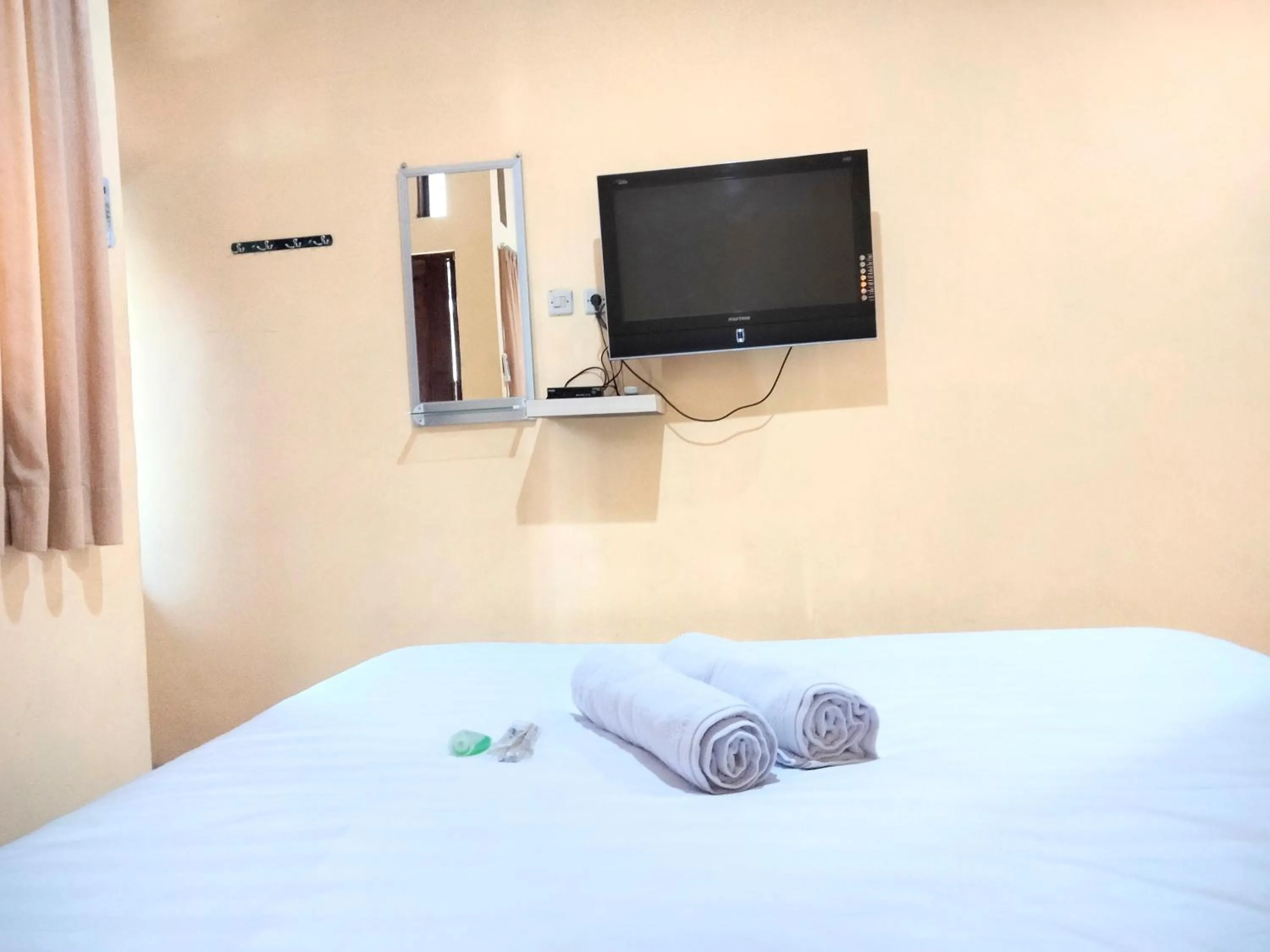 TV and multimedia, Bed in Wisma Mutiara near Alun Alun Demak Mitra RedDoorz