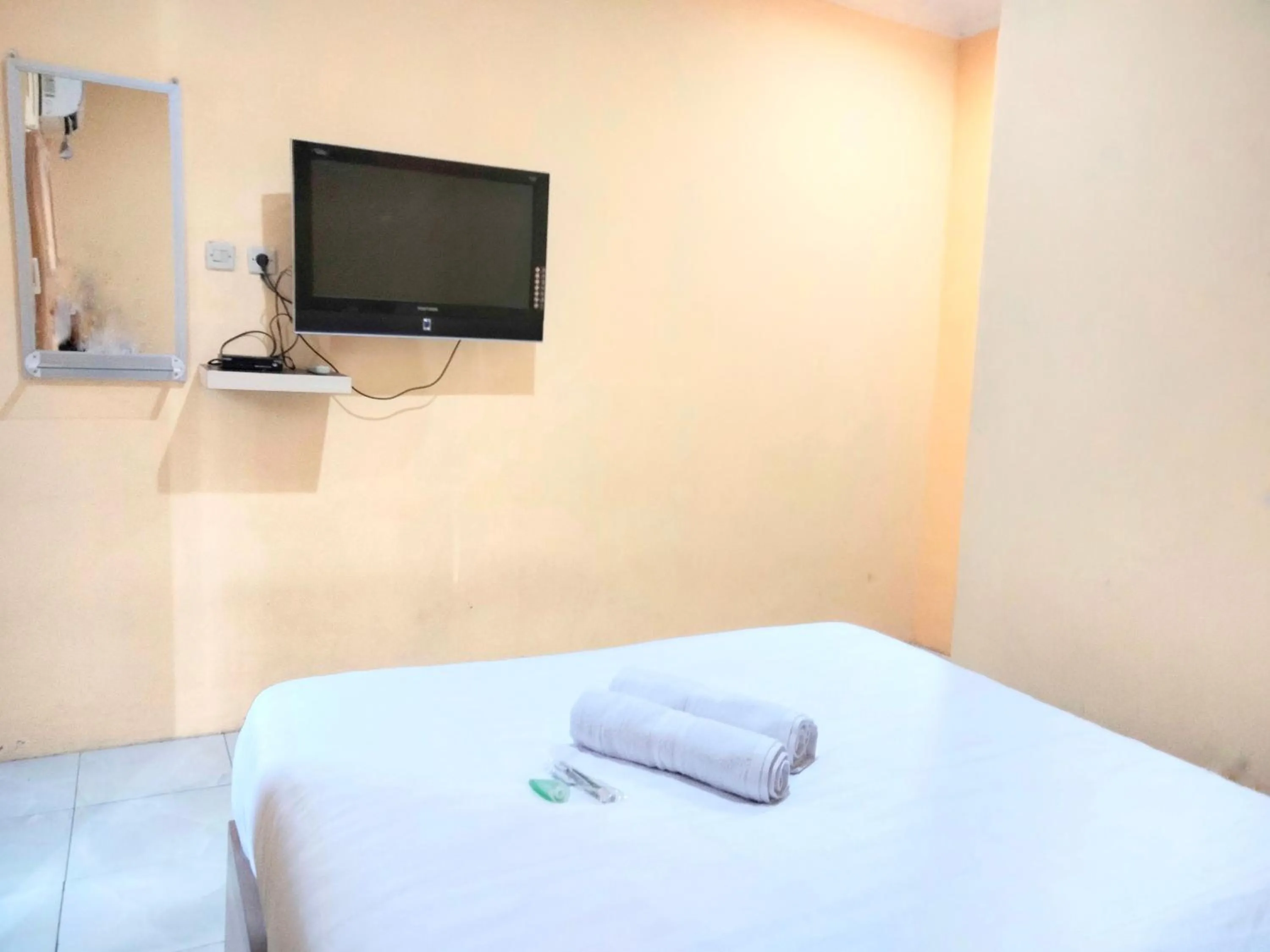 Bedroom, Bed in Wisma Mutiara near Alun Alun Demak Mitra RedDoorz